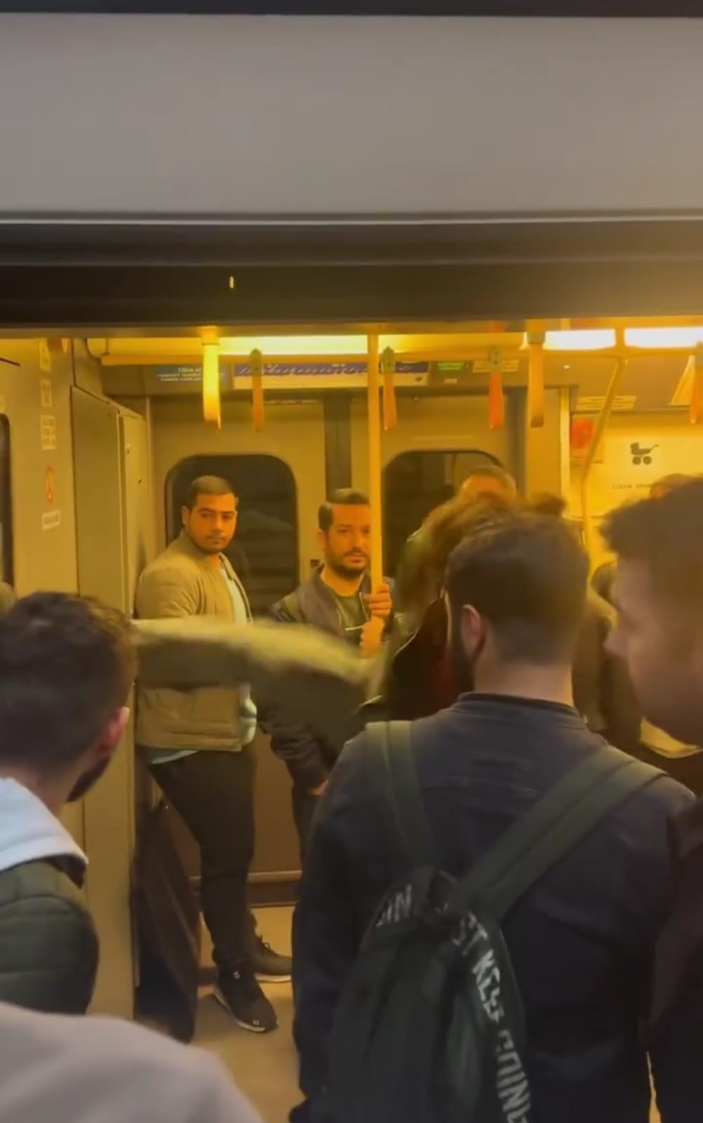 İzmir'de Metro Kapılarını Tekmeleyip Makinisti Dövmeye Kalktılar (3)