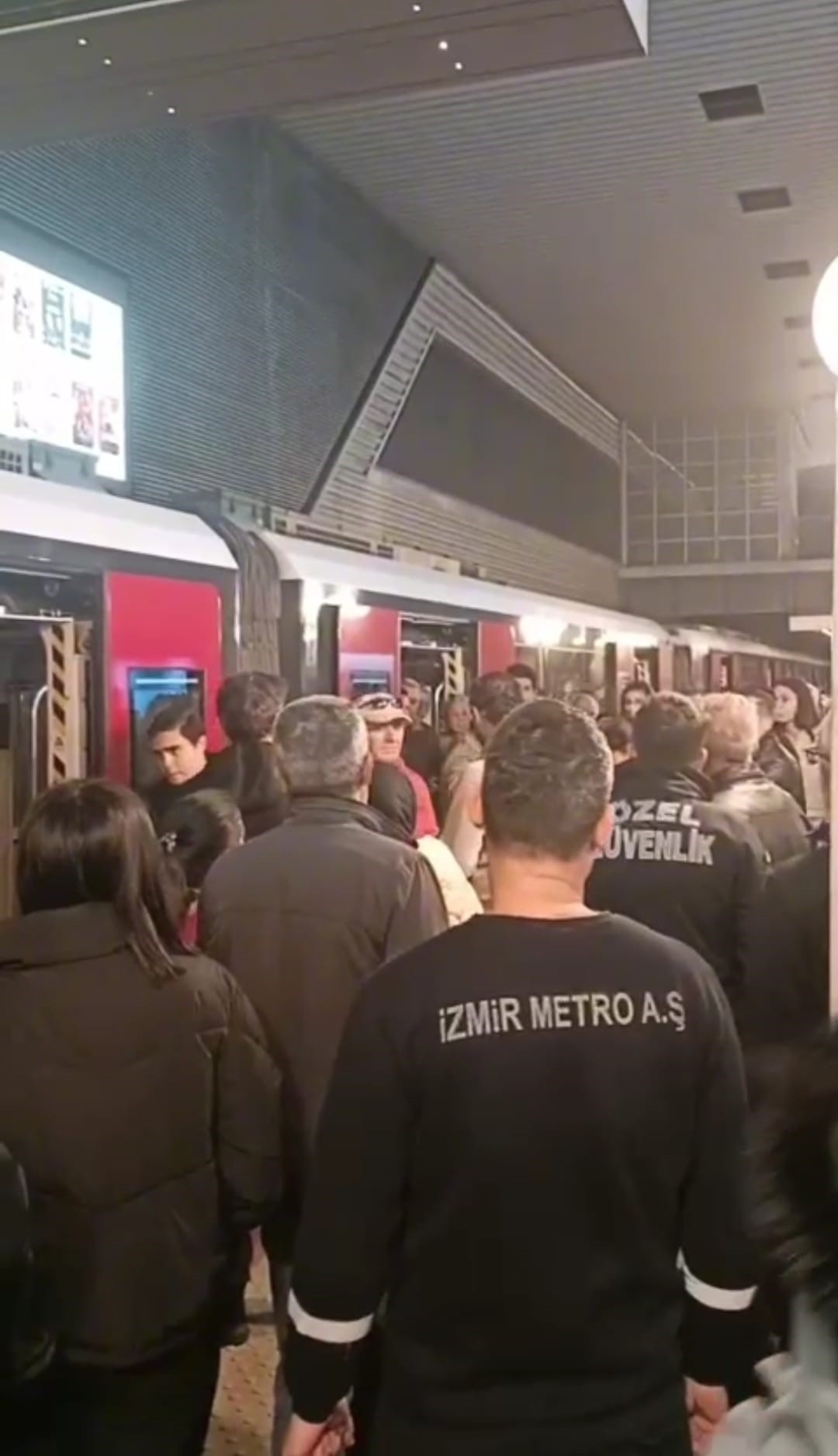İzmir'de Metro Kapılarını Tekmeleyip Makinisti Dövmeye Kalktılar (4)