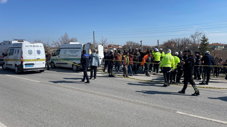 Konya'da Otomobil Otobüs Durağında Bekleyenlere Çarptı 4 Kişi Hayatını Kaybetti (3)