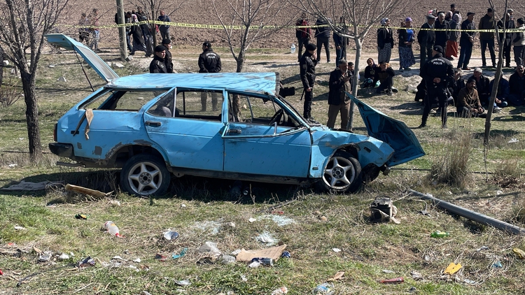 Konya'da Otomobil Otobüs Durağında Bekleyenlere Çarptı 4 Kişi Hayatını Kaybetti (5)
