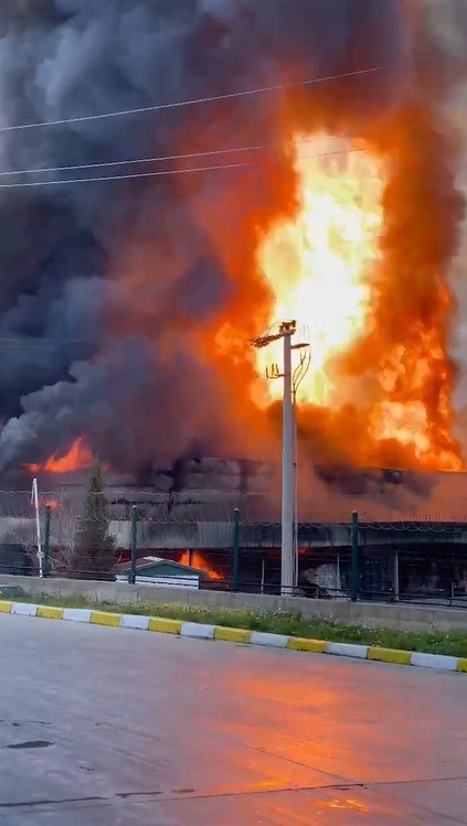 Lojistik Firmasının Deposunda Yangın Dumanlar Kilometrelerce Uzaktan Görüldü