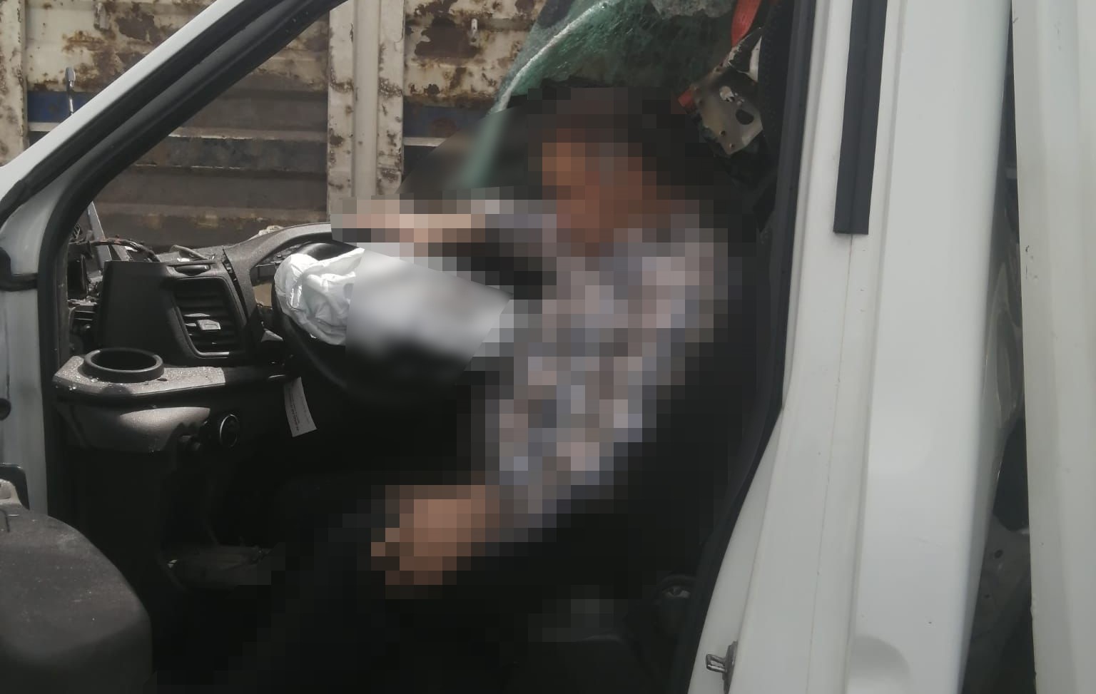 Manisa'da Feci Kaza Tıra Arkadan Çarpan Kamyonet Sürücü Hayatını Kaybetti (1)
