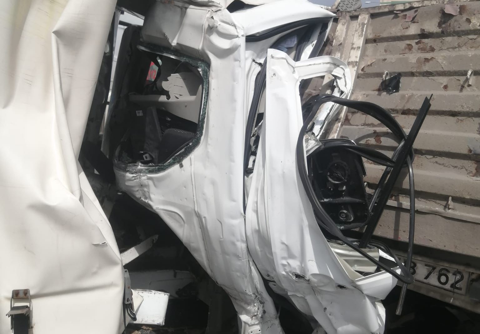 Manisa'da Feci Kaza Tıra Arkadan Çarpan Kamyonet Sürücü Hayatını Kaybetti (2)