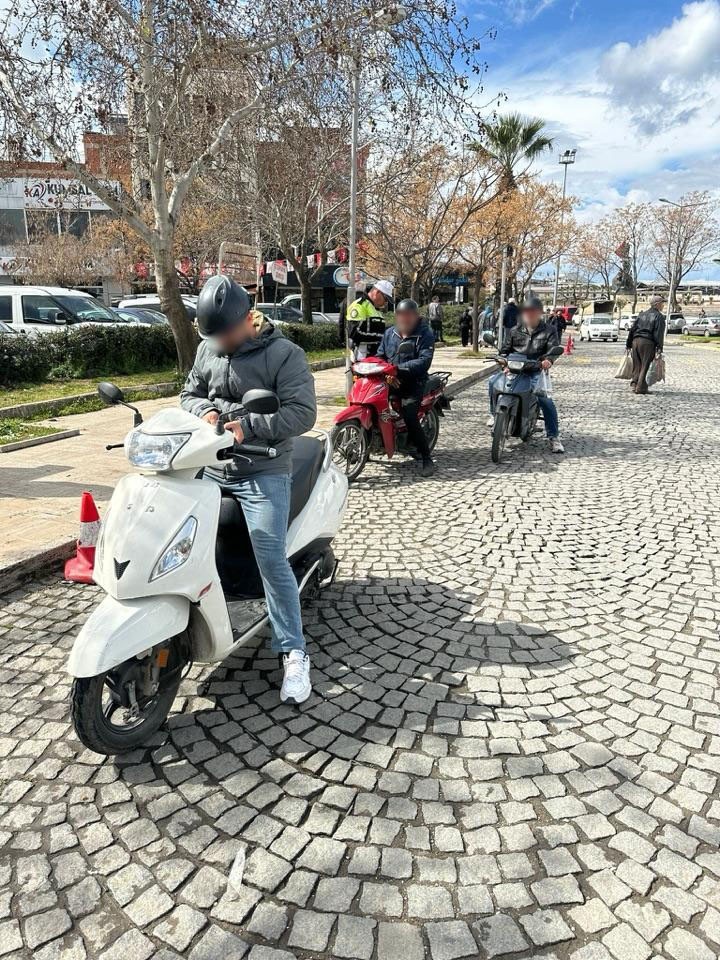 Manisa’da Motosiklet Sürücülerine Ceza Yağdı (4)