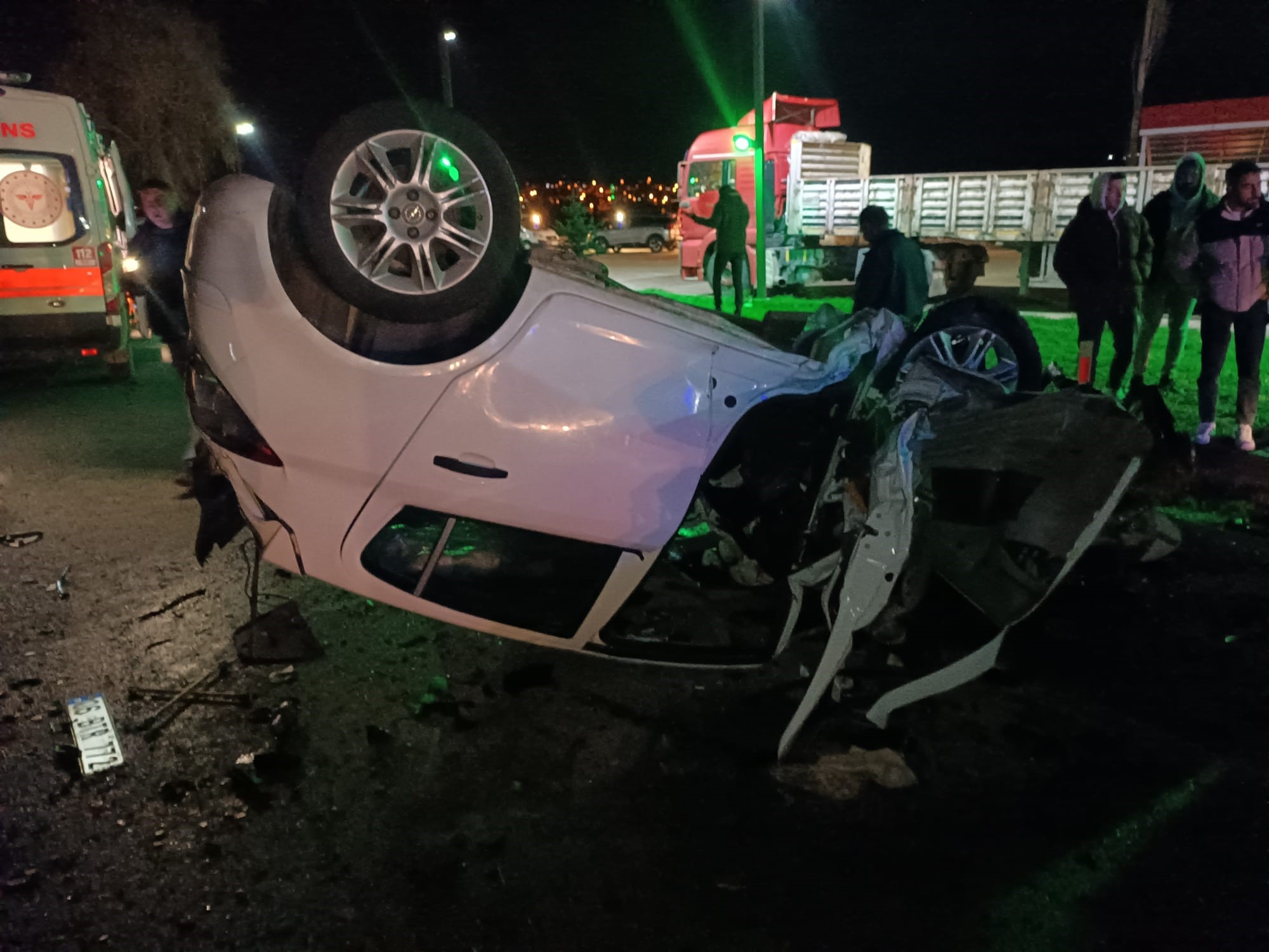 Refüjü Aşan Otomobil Karşı Şeritteki Araca Çarptı 5 Kişi Yaralandı (2)
