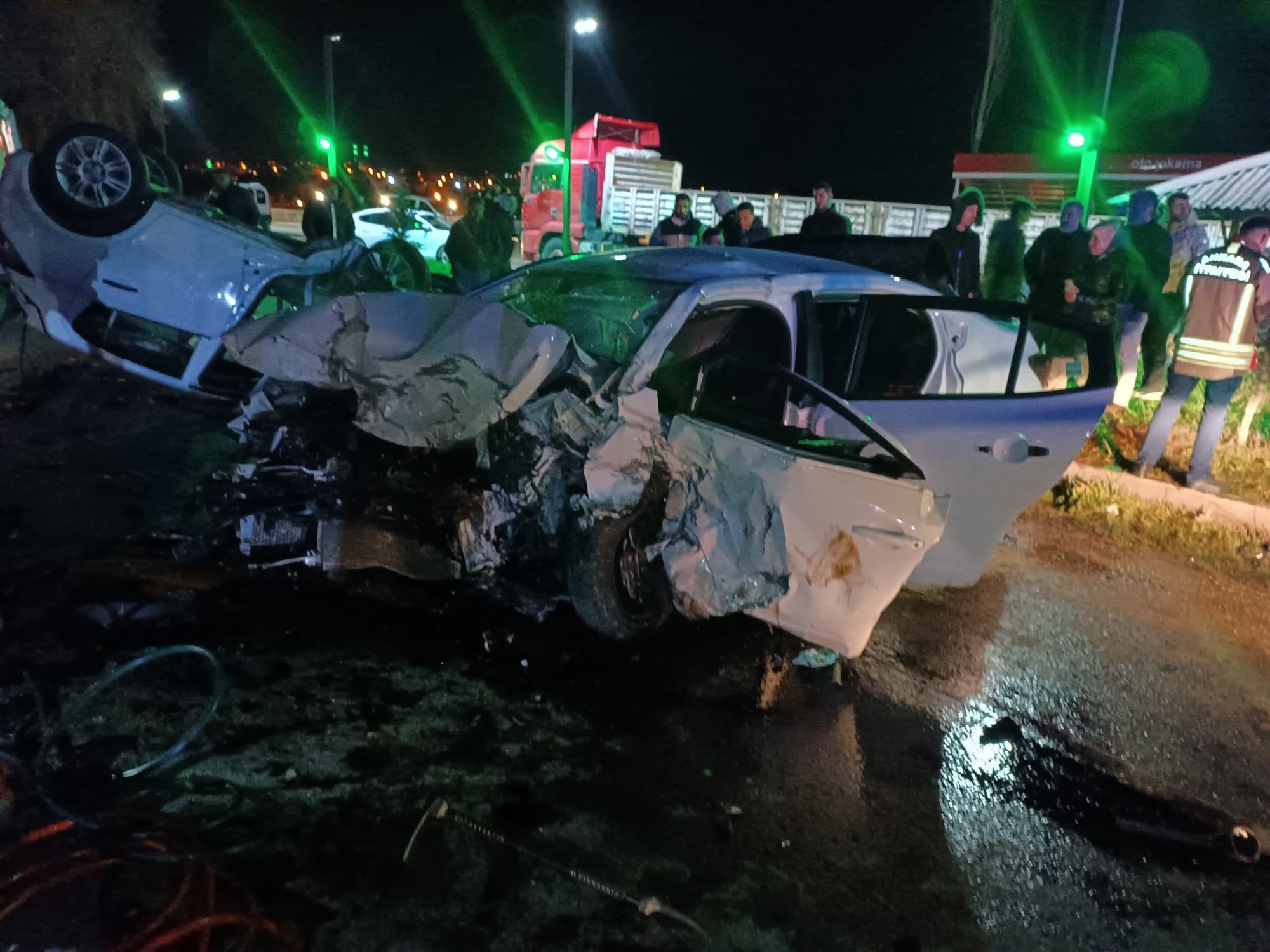 Refüjü Aşan Otomobil Karşı Şeritteki Araca Çarptı 5 Kişi Yaralandı (4)