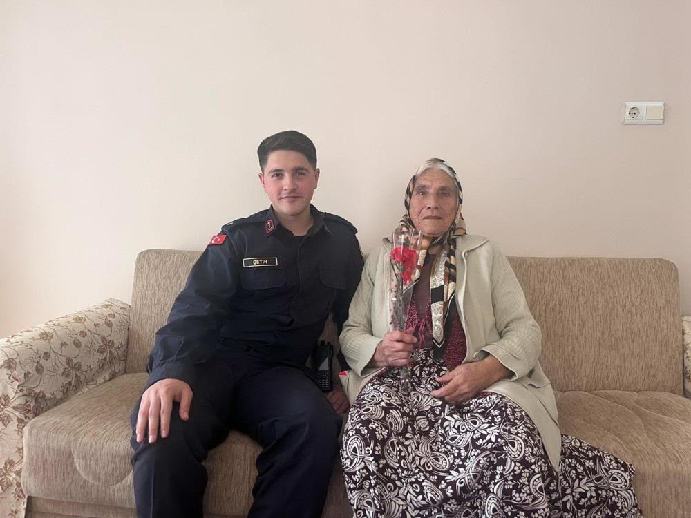 Salihli’de Jandarma Ekipleri Kadınları Unutmadı (5)