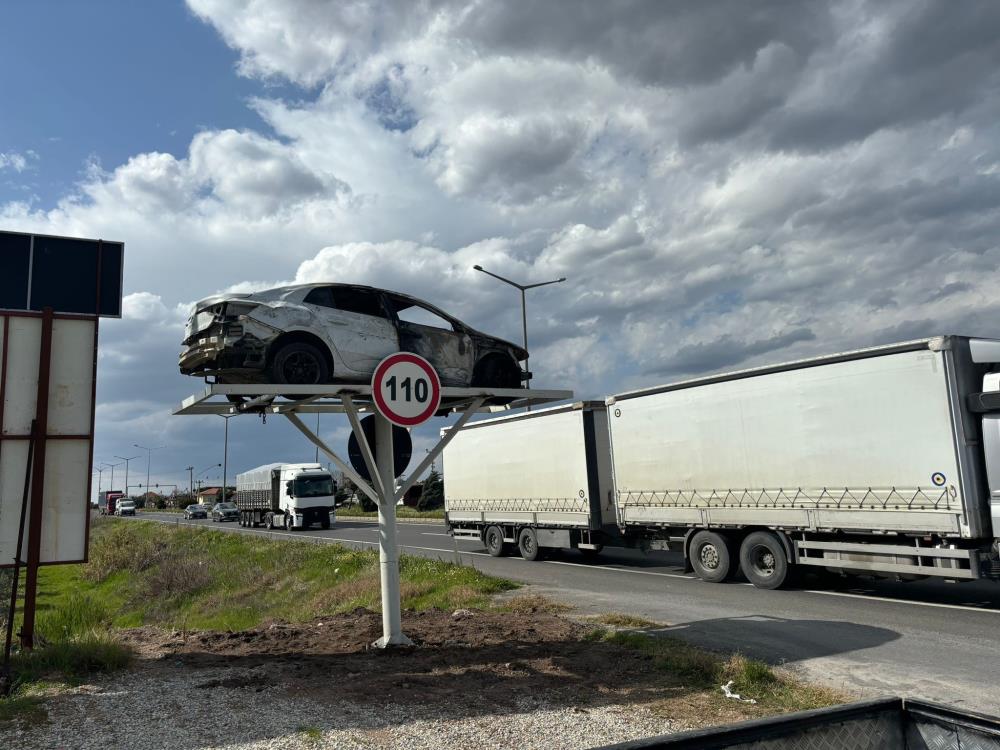 Salihli’de Kaza Yapmış Araçlar Trafikte Uyarı Levhası Oldu (1)