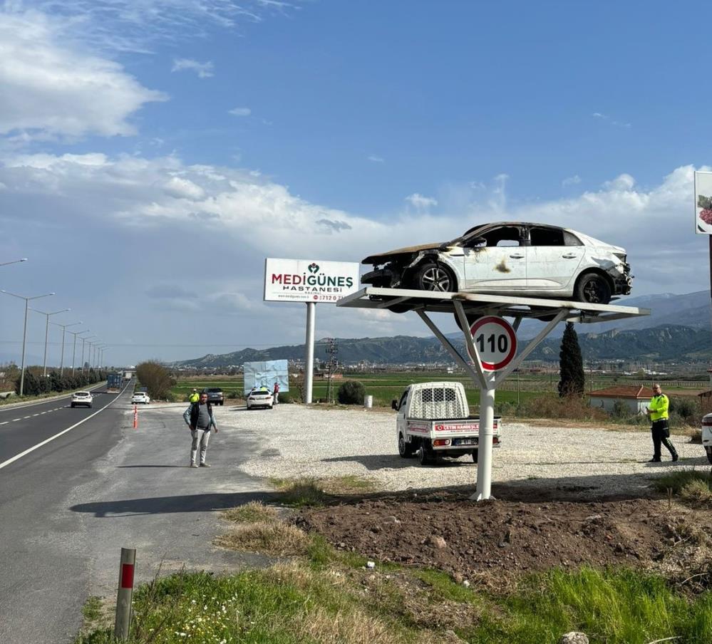 Salihli’de Kaza Yapmış Araçlar Trafikte Uyarı Levhası Oldu (3)