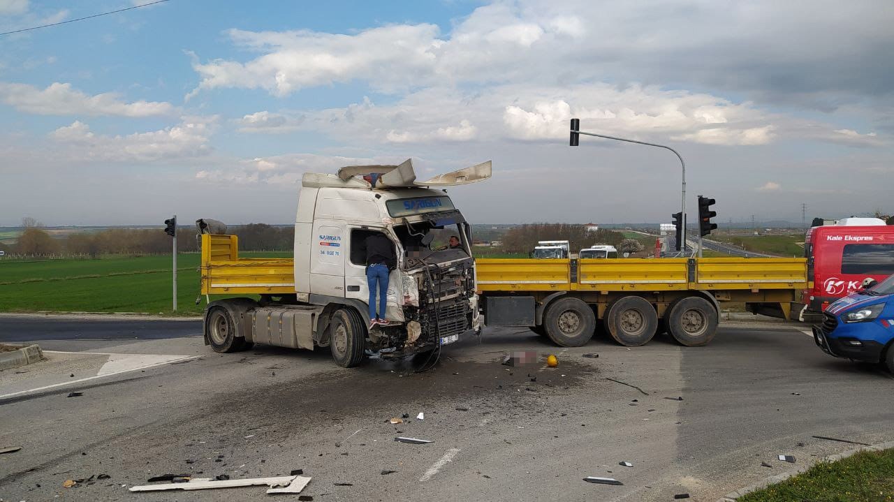 Tır, Yolcu Minibüsüne Çarptı 5 Ölü, 10 Yaralı (1)