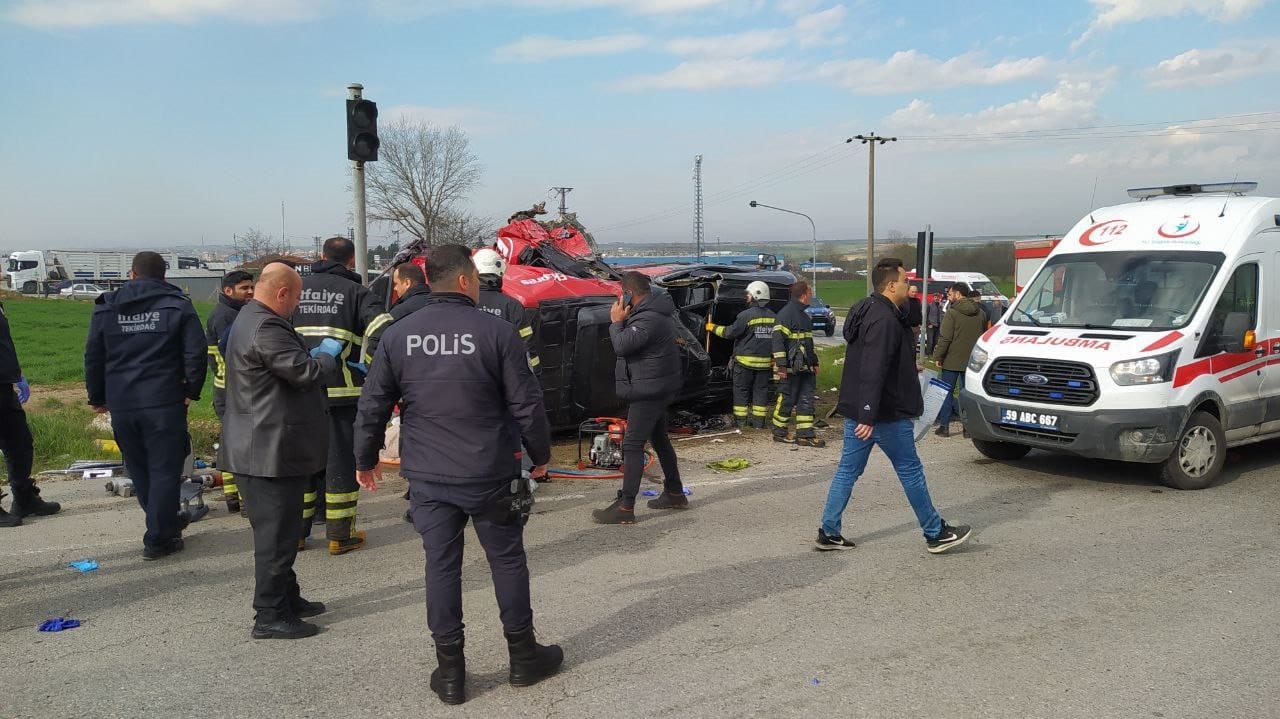 Tır, Yolcu Minibüsüne Çarptı 5 Ölü, 10 Yaralı (2)