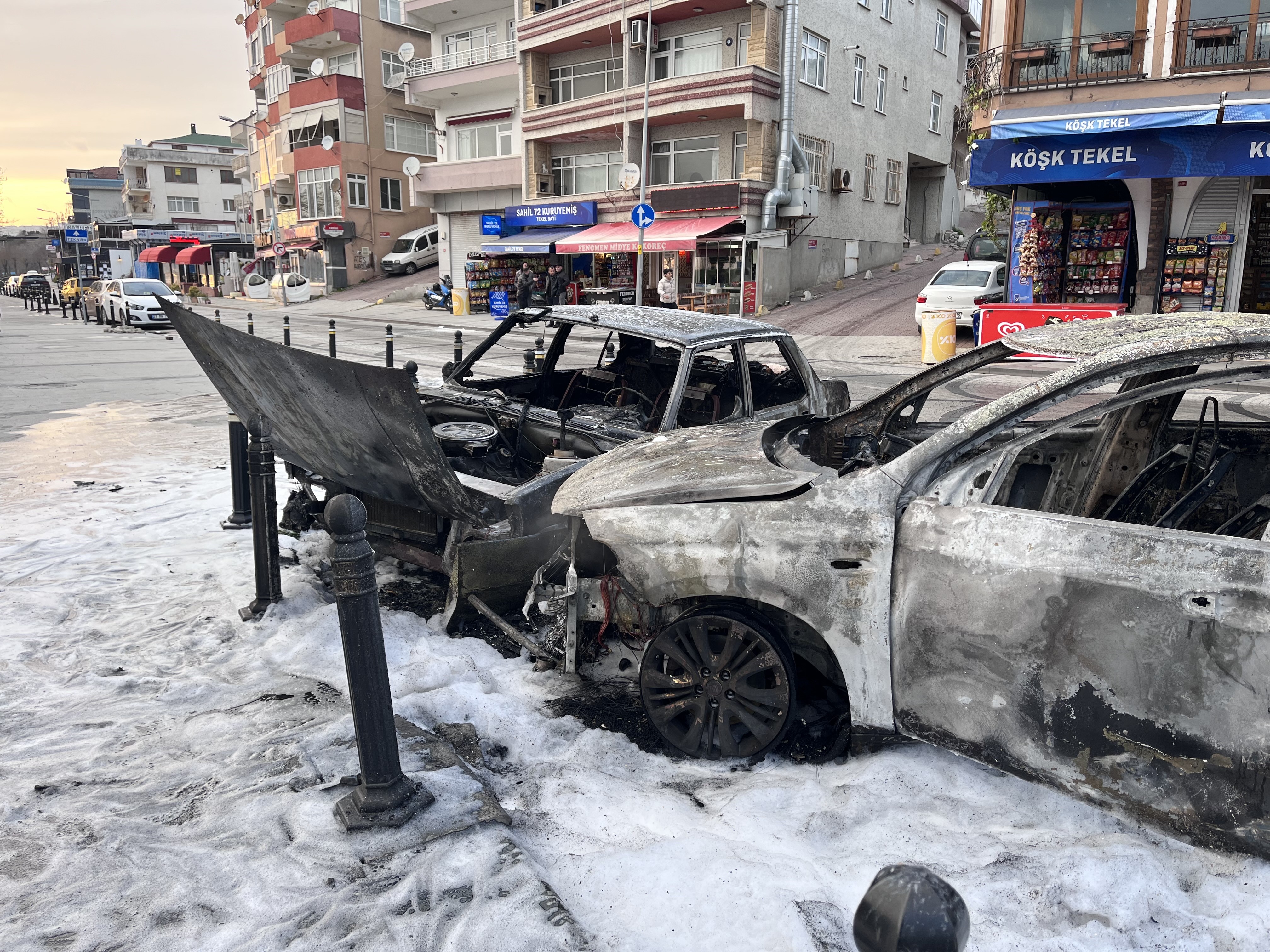 Yanan Taksi Park Halindeki Otomobile Çarptı İki Araç Alev Topuna Döndü (3)