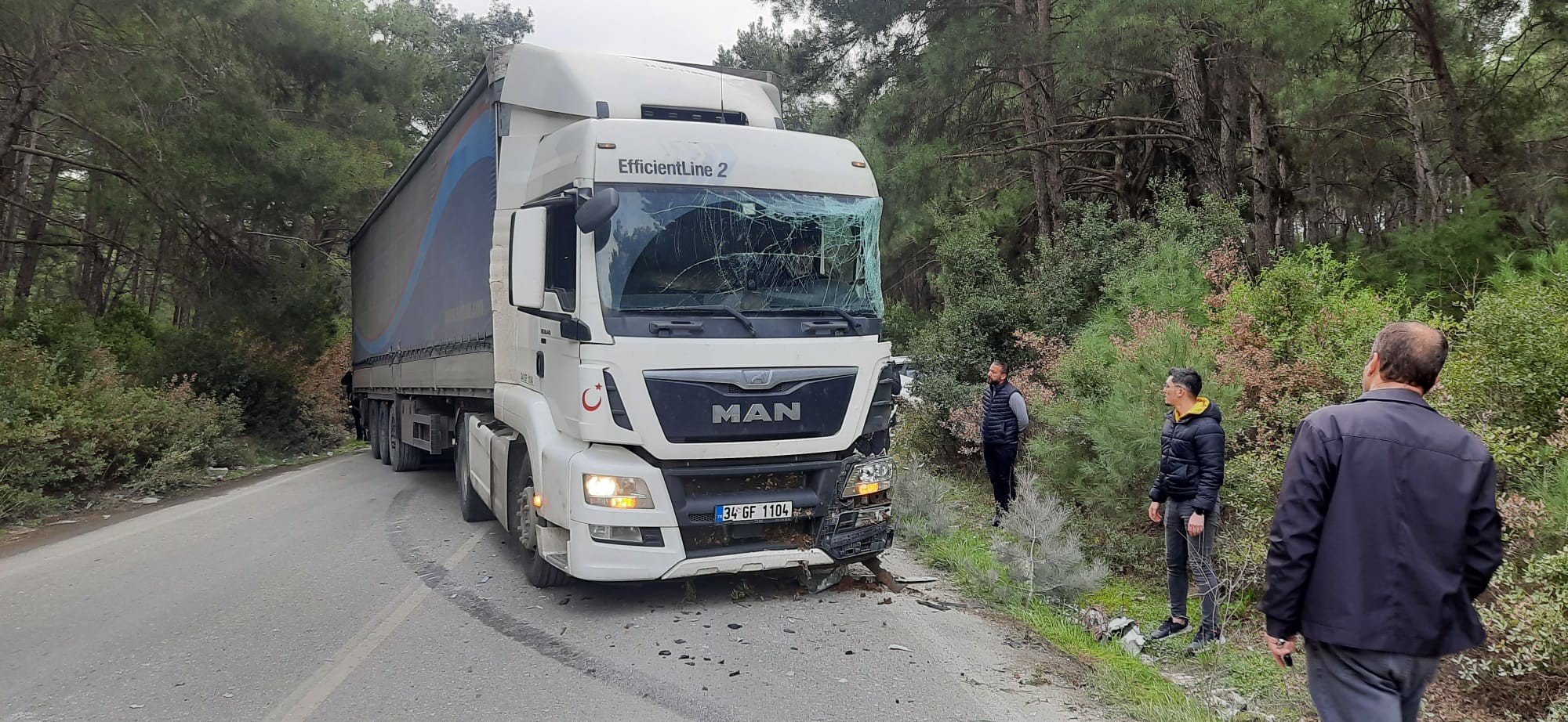 Yolcuların Olduğu Belediye Otobüsüne Tır Çarptı 1 Ölü, 4 Yaralı (2)