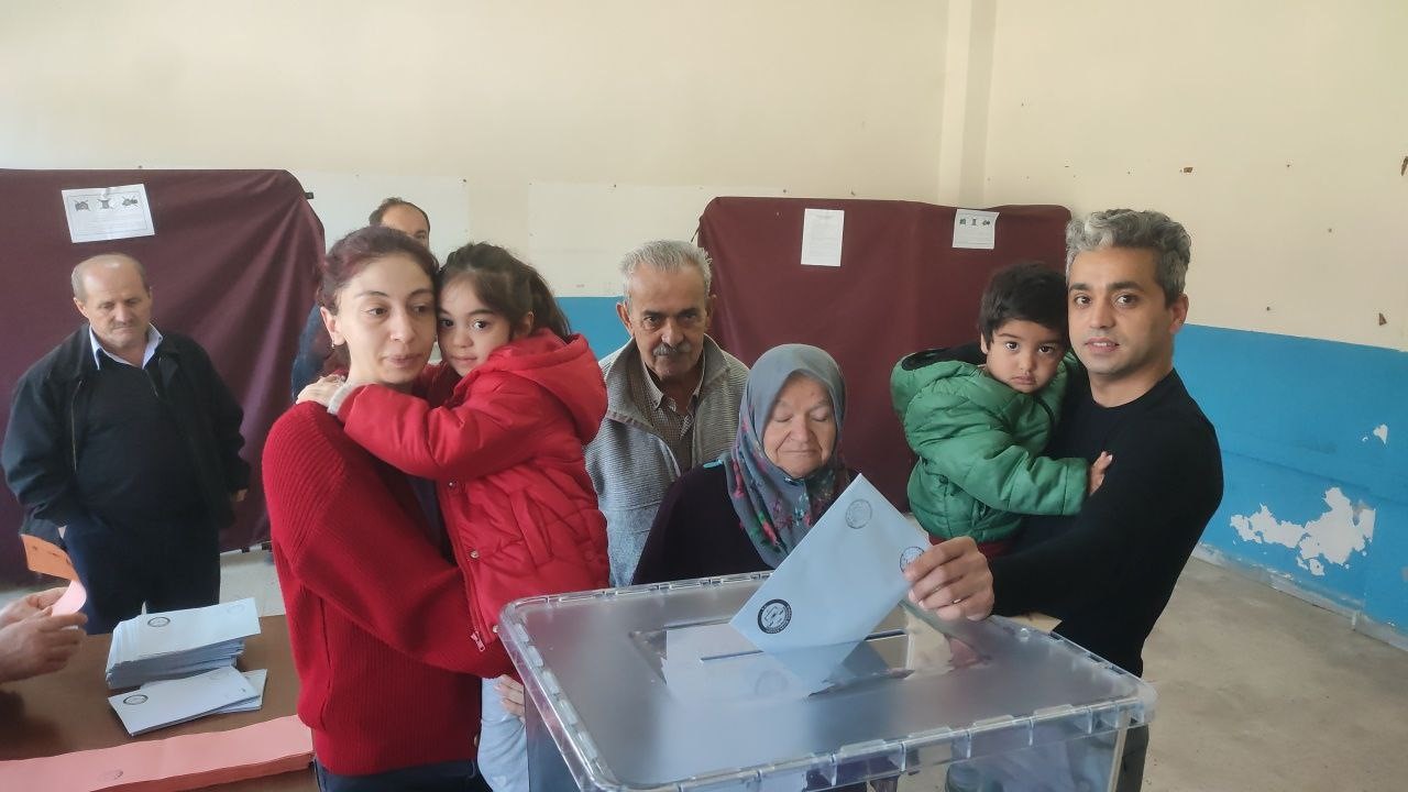 100 Yaşındaki Fadime Nine Oğlunun Sırtında Oy Kullanmaya Gitti (3)