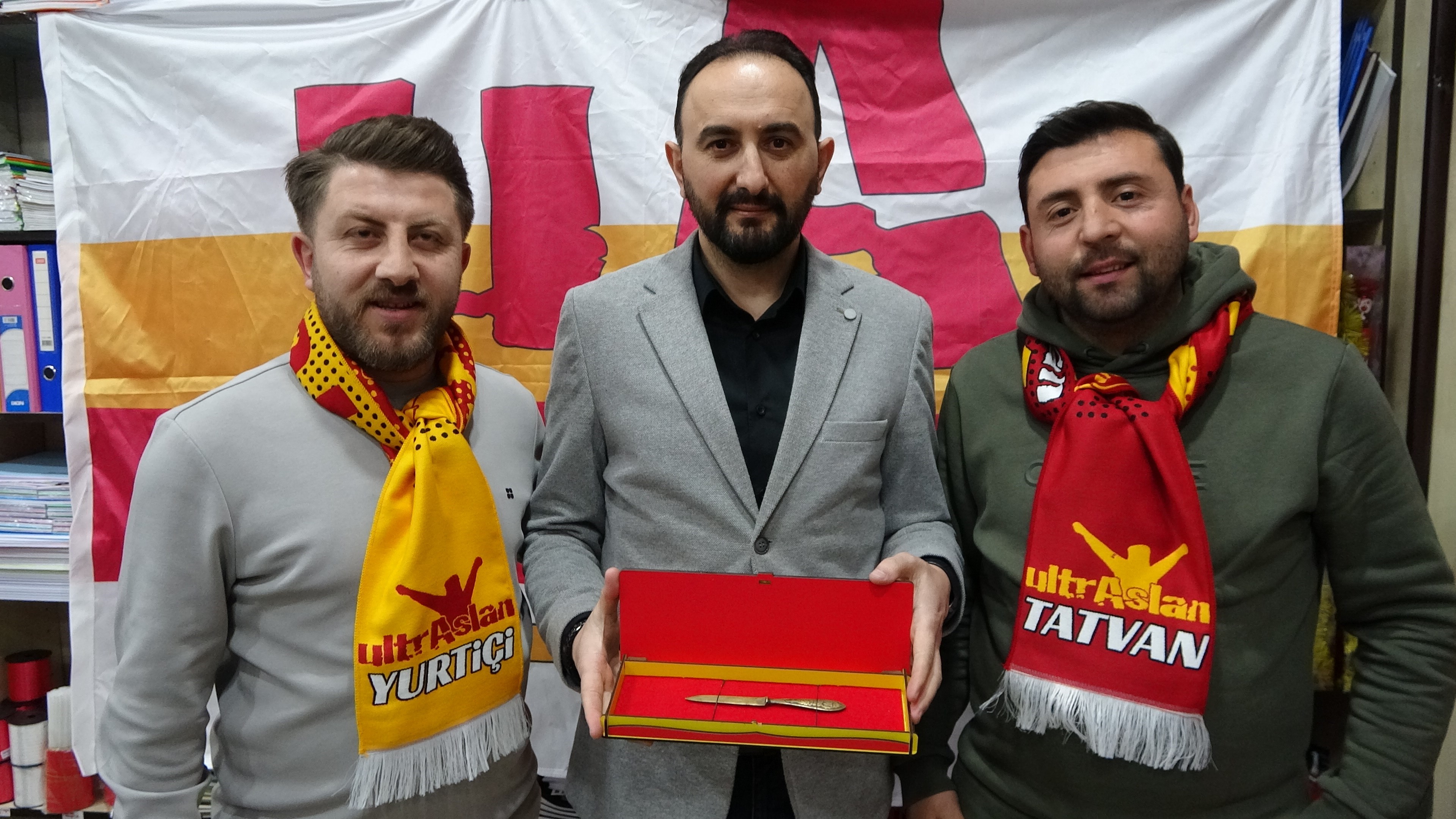Galatasaray’ın ilk logosunun olduğu zarf açacağı satışa çıkarıldı-3