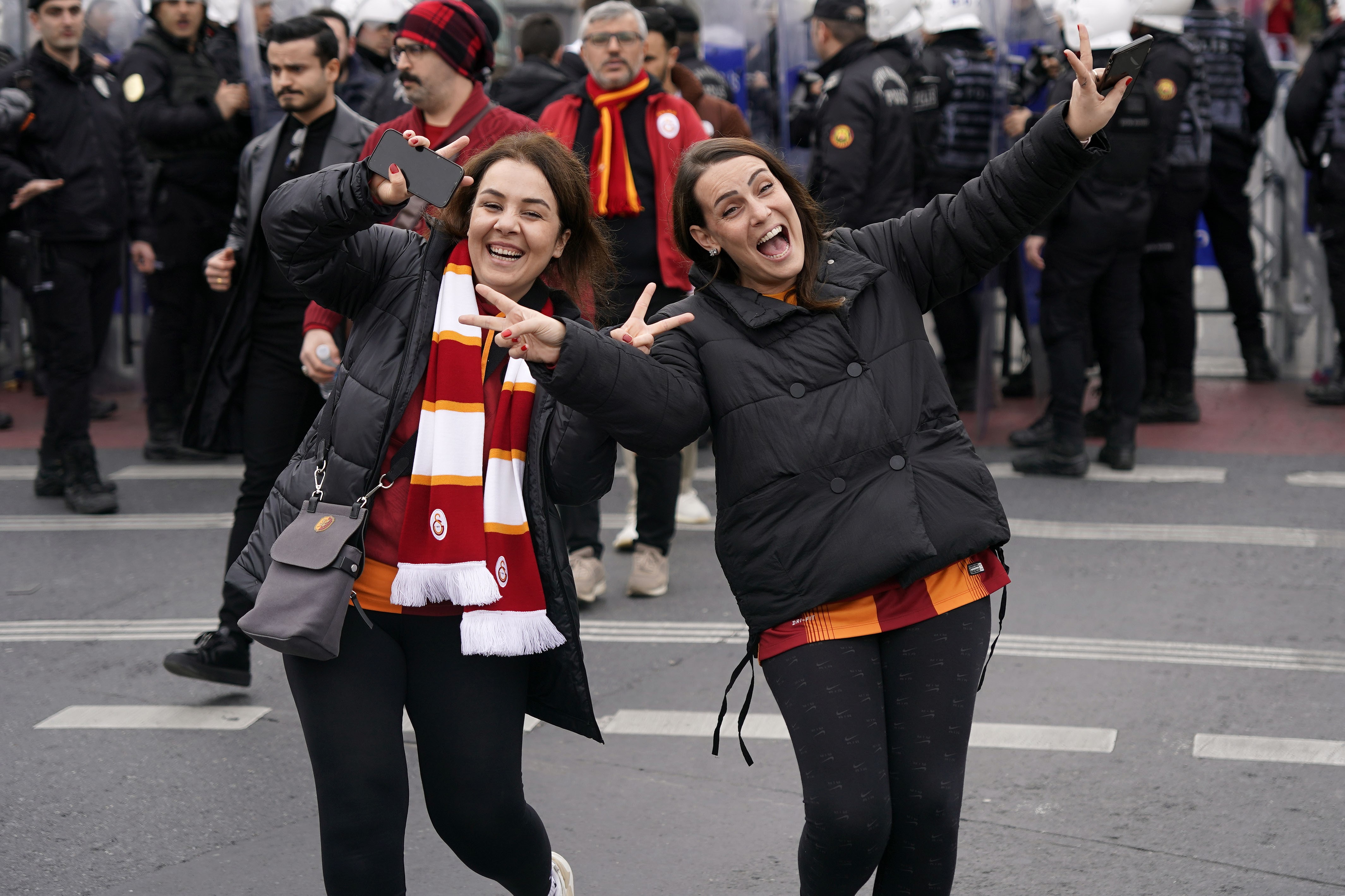 Galatasaray Taraftarı, Dolmabahçe'de (1)