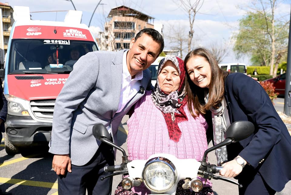 Ferdi Zeyrek Ve Gülşah Durbay Manisa Çıkartması (9)