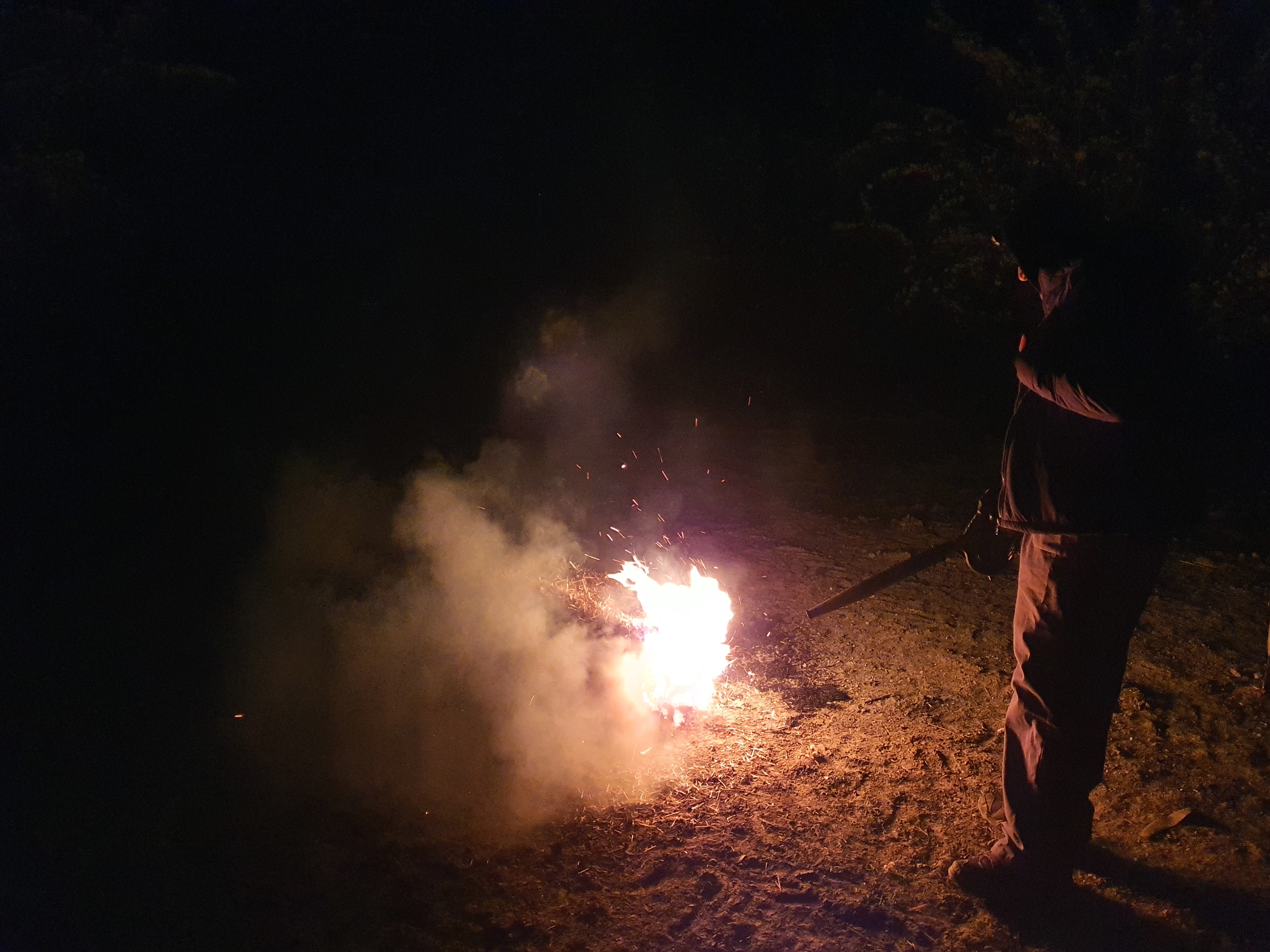 Manisa'da Çiftçiler Ateş Yakıp Zirai Don Nöbeti Tuttu (3)