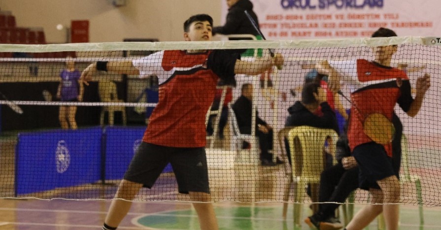 Manisalı Genç Yeteneklerin Badminton Mücadelesi Başladı (1)