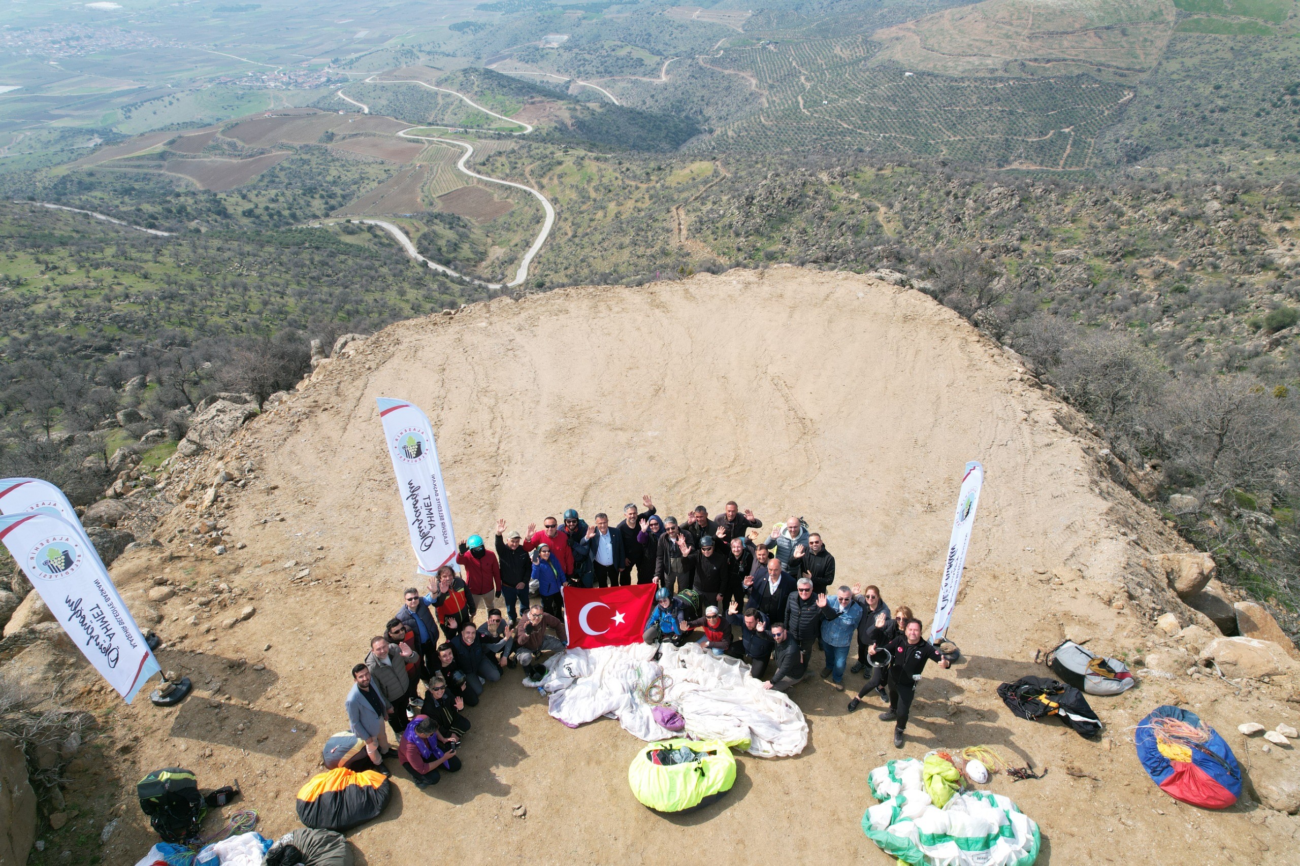 Profesyonel Paraşütçülerden Alaşehir'deki Piste Tam Not (4)