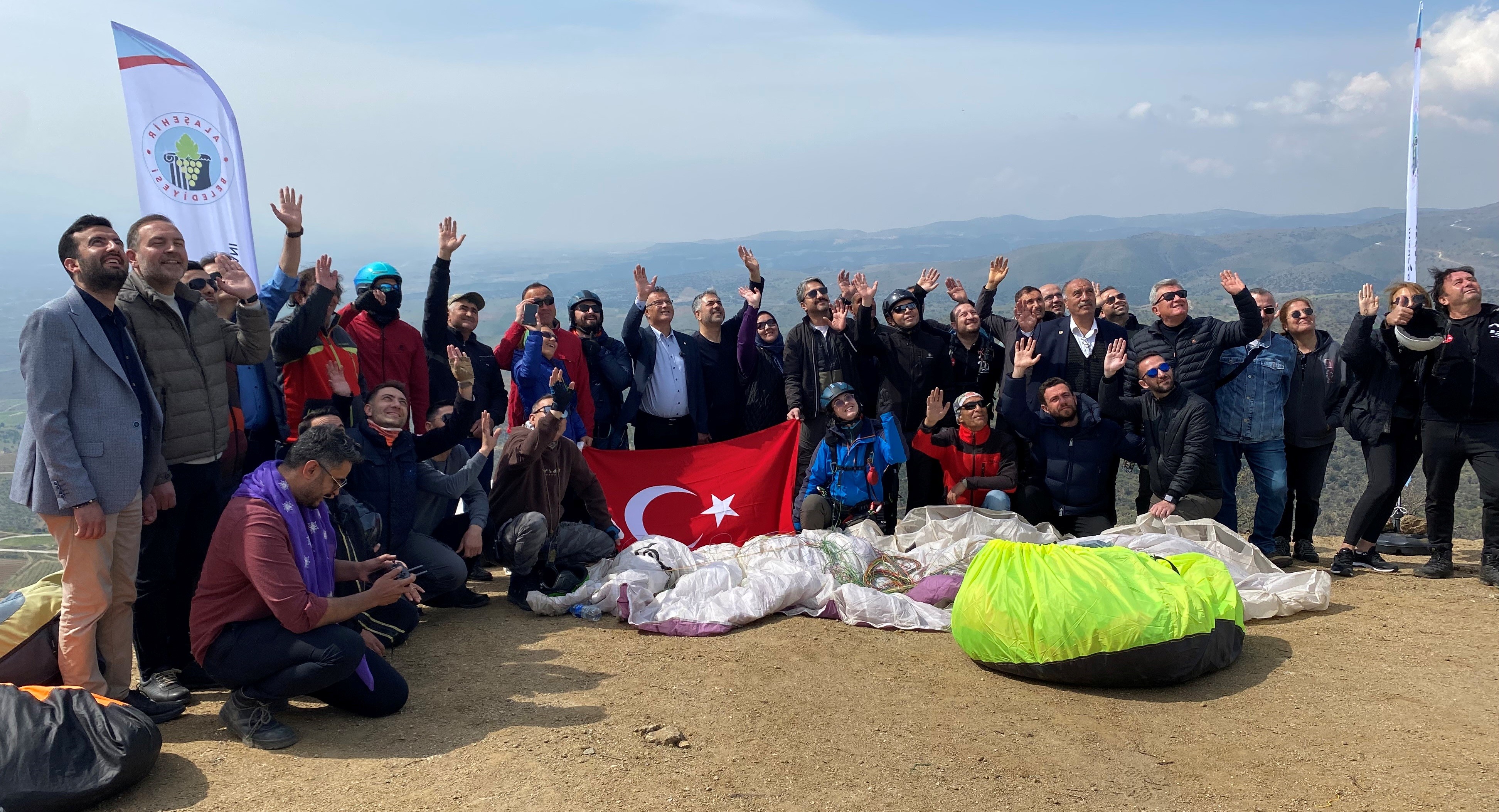 Profesyonel Paraşütçülerden Alaşehir'deki Piste Tam Not (8)