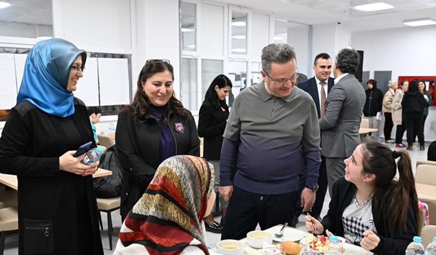 Vali Enver Ünlü Öğrencilerle Iftarda Bir Araya Geldi (1)