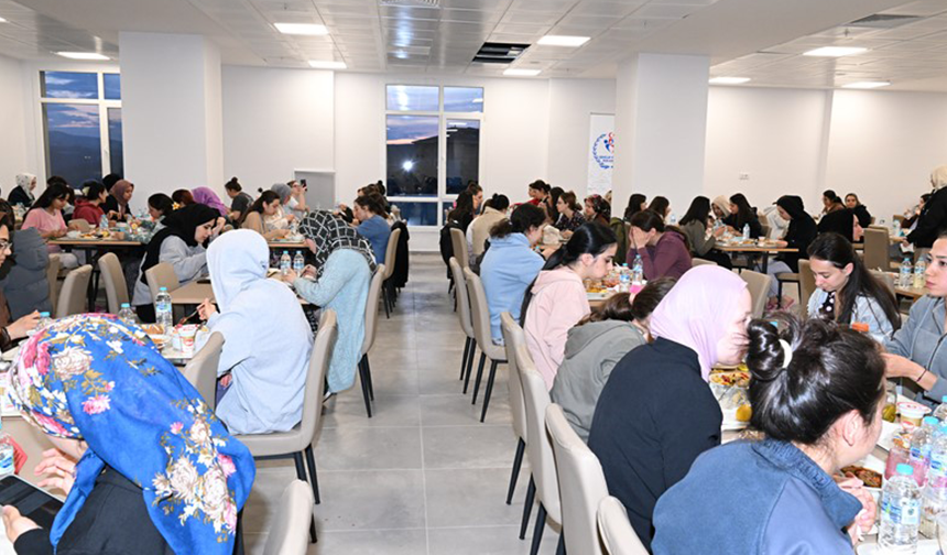 Vali Enver Ünlü Öğrencilerle Iftarda Bir Araya Geldi (4)