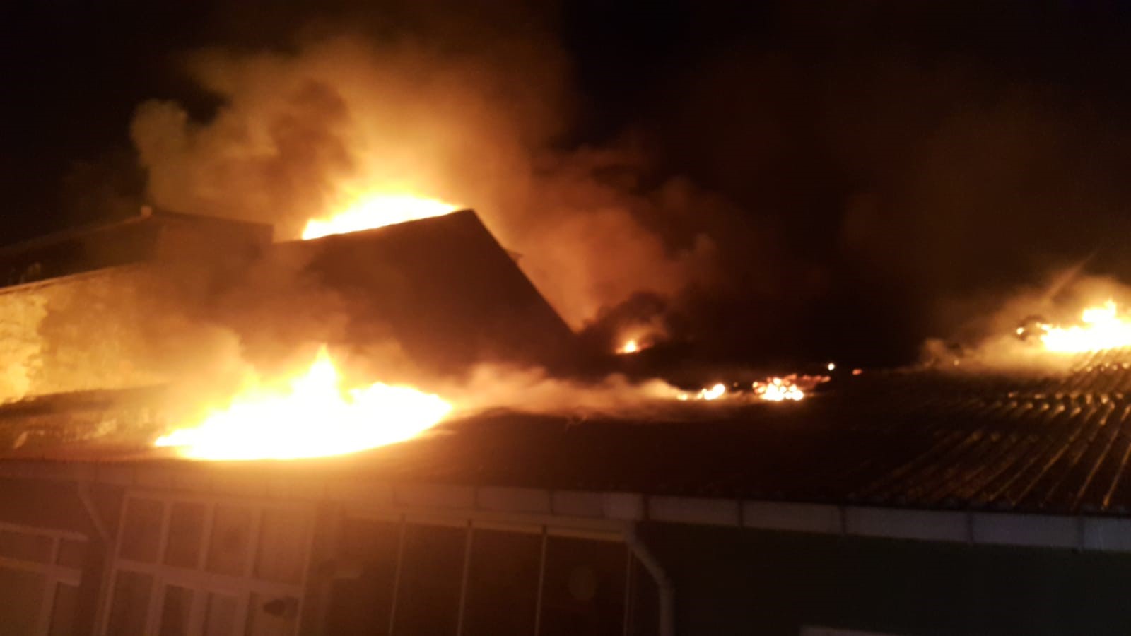 5 Katlı Binanın Çatısında Çıkan Yangın Korkuttu (1)