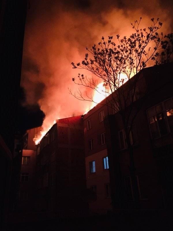 5 Katlı Binanın Çatısında Çıkan Yangın Korkuttu (3)