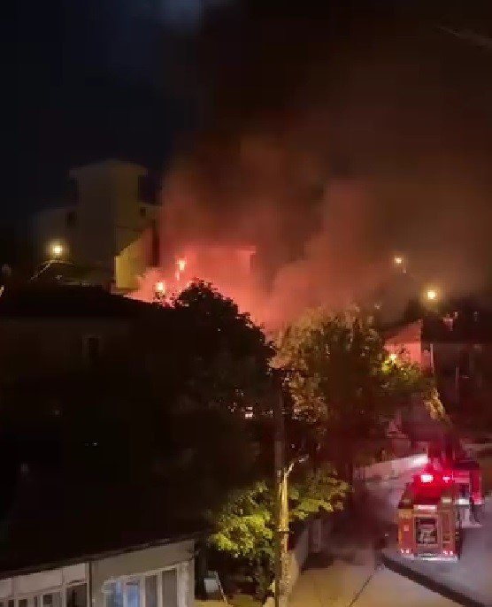 Korkutan yangın: Mahalleli sokağa döküldü-3