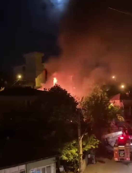 Korkutan yangın: Mahalleli sokağa döküldü-2