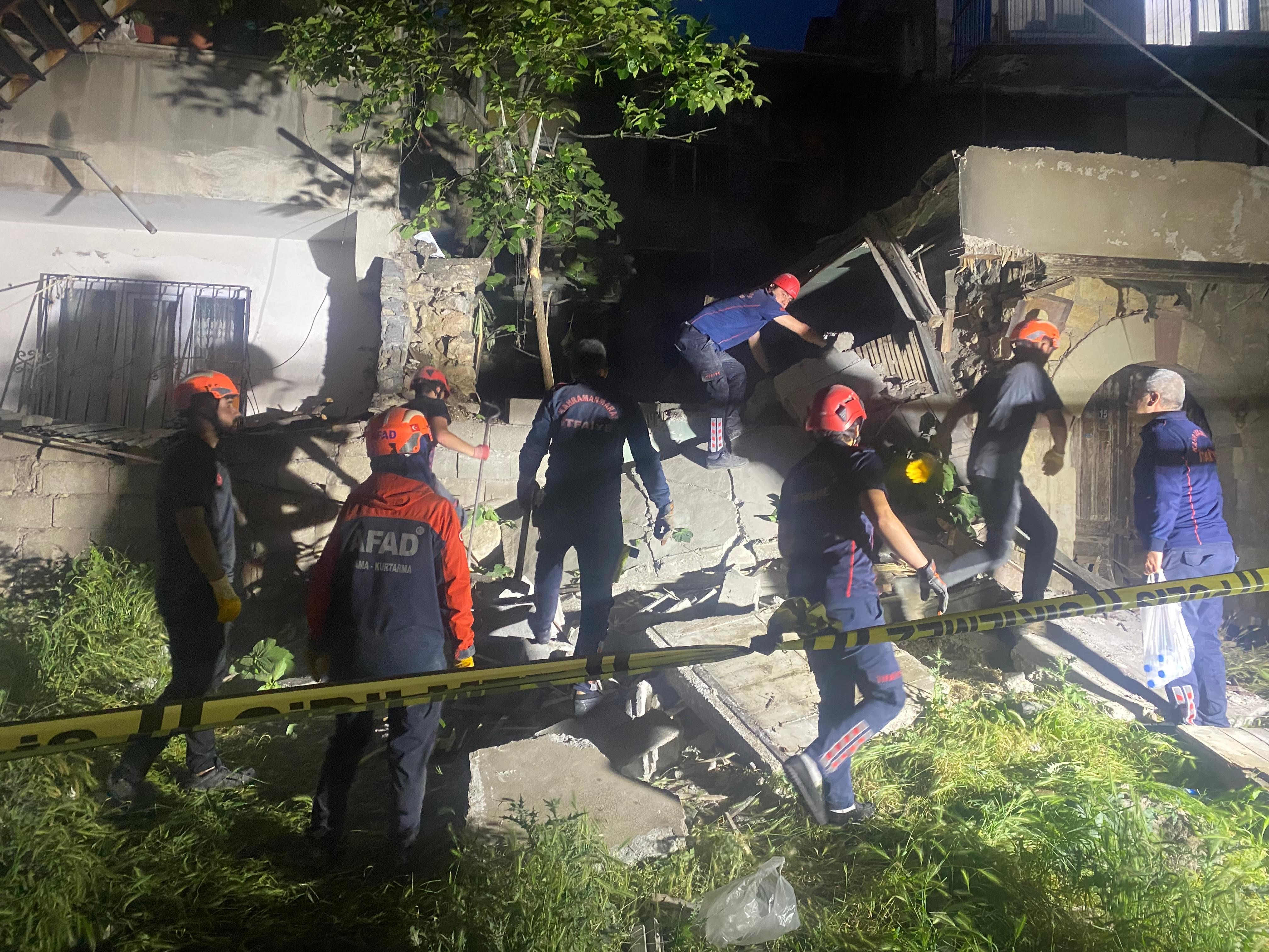 Metruk bina çöktü, vatandaşlar korku dolu anları anlattı-3
