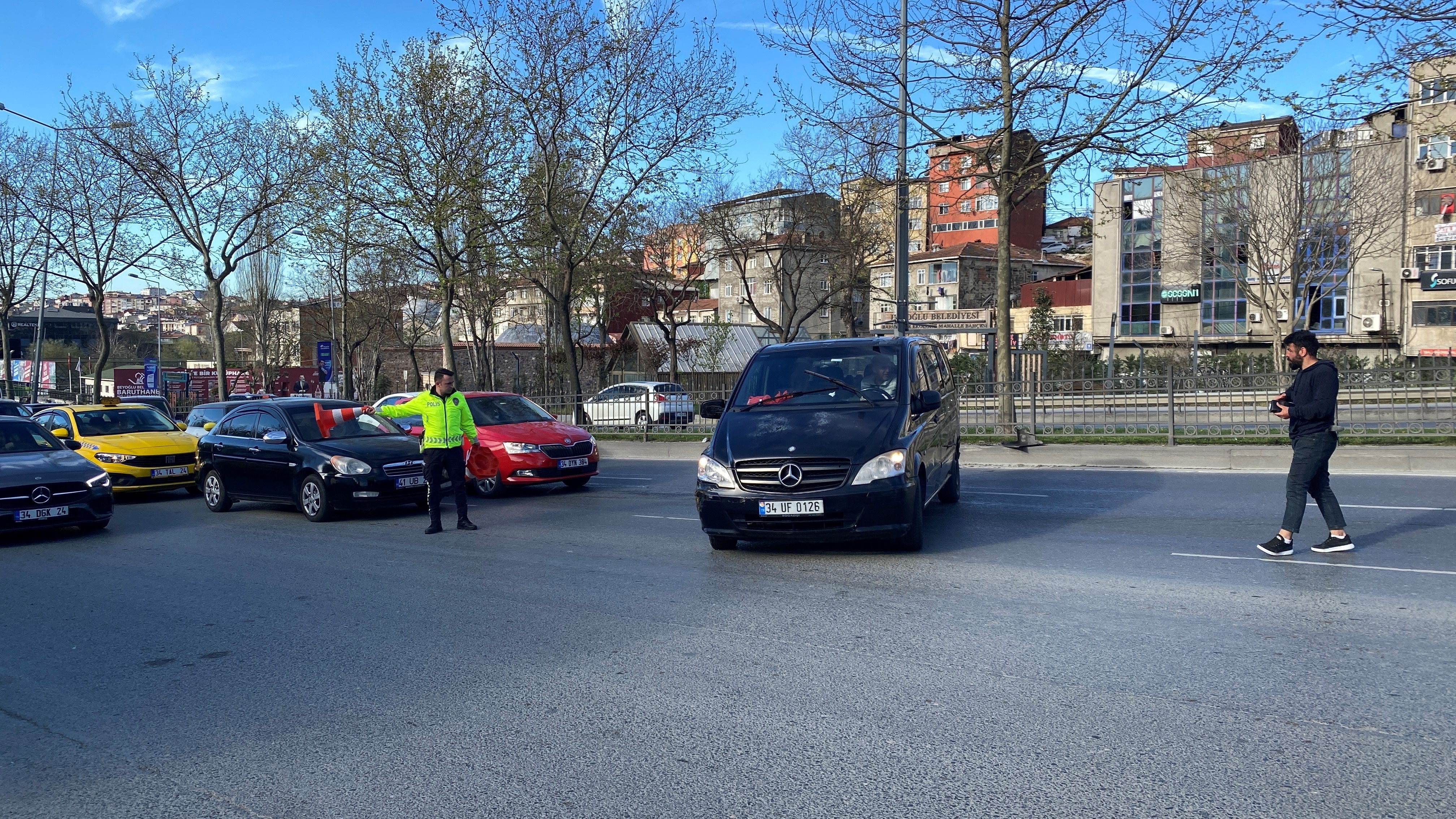 Akıl Almaz Kaza İki Küçük Kardeş El Frenini Indirdi, Araç Kayarak Caddeye Çıktı (1)