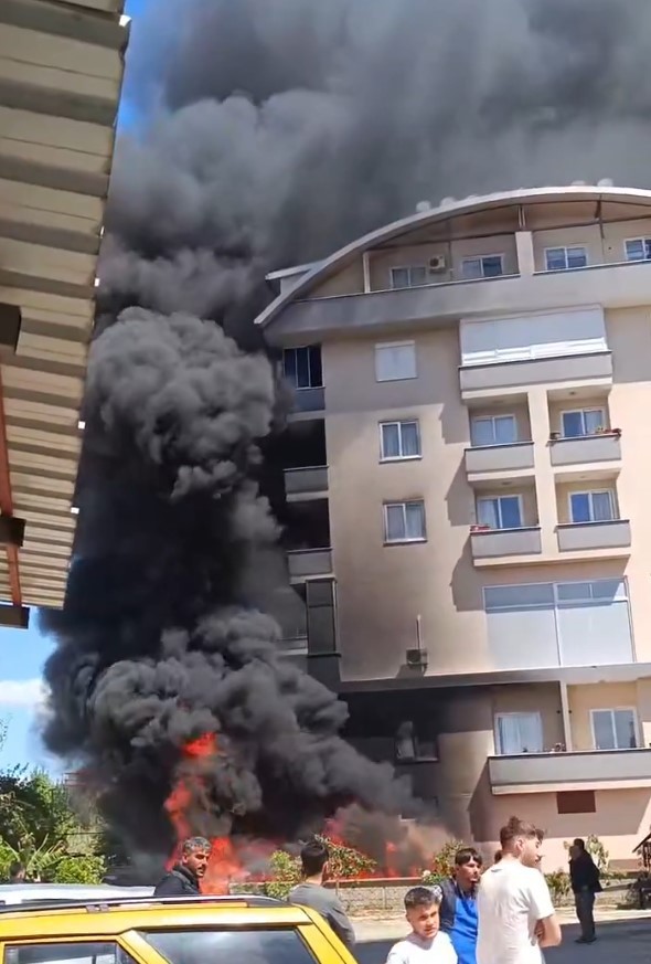 Apartman Bahçesinde Çıkan Yangın Panik Yarattı (2)