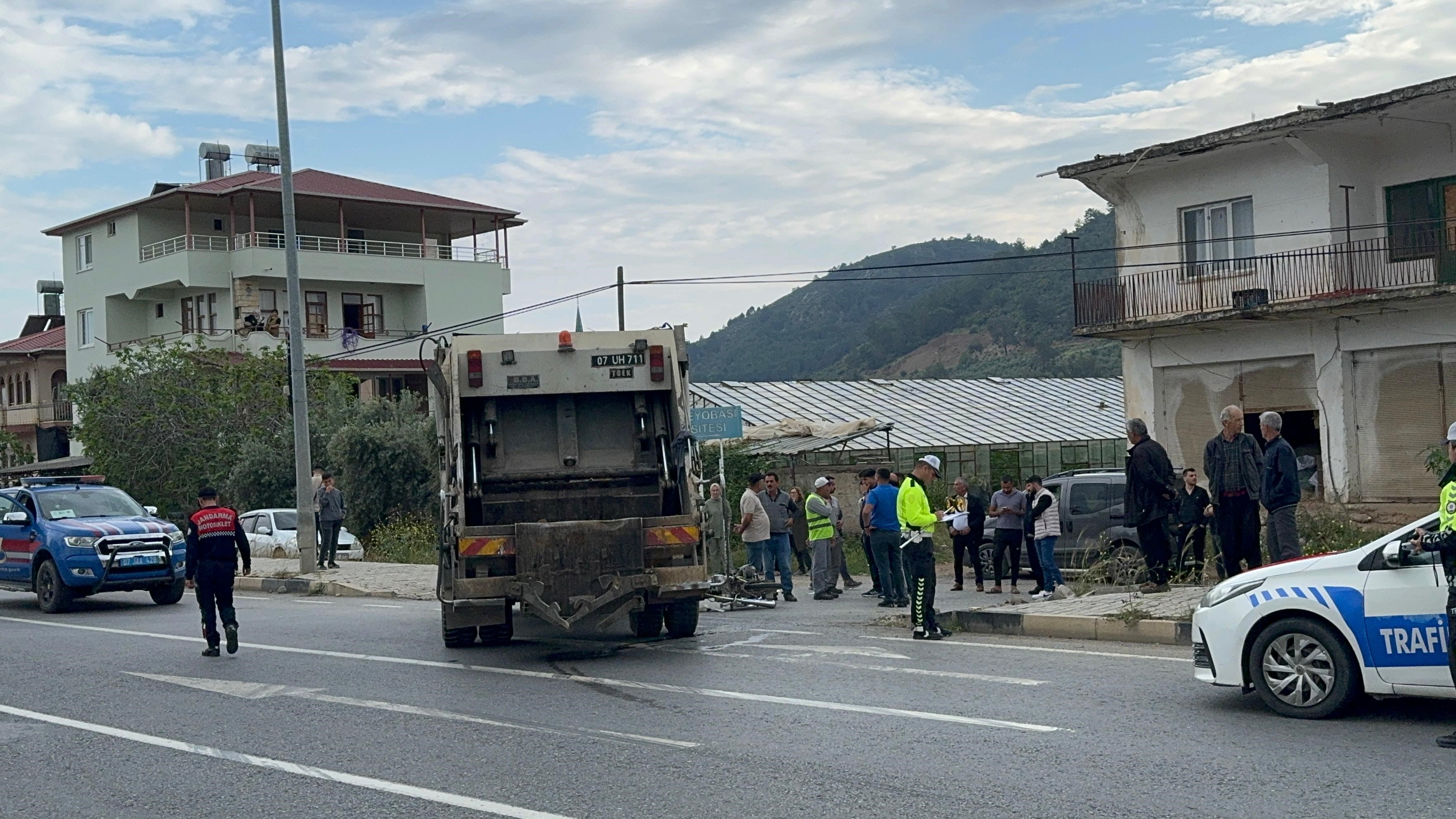 Çöp Kamyonu Ile Motosiklet Çarpıştı 1 Ağır Yaralı (4)