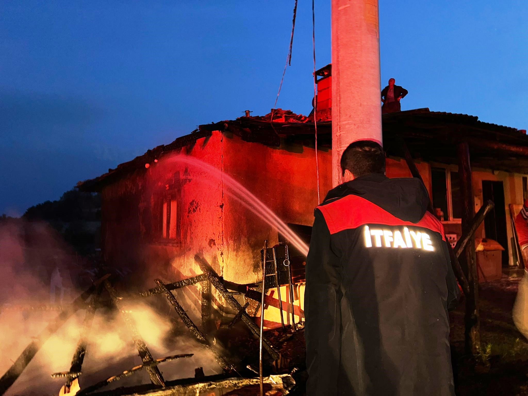 Depo Ve Fırın Olarak Kullanılan Binada Çıkan Yangın Korkuttu (1)