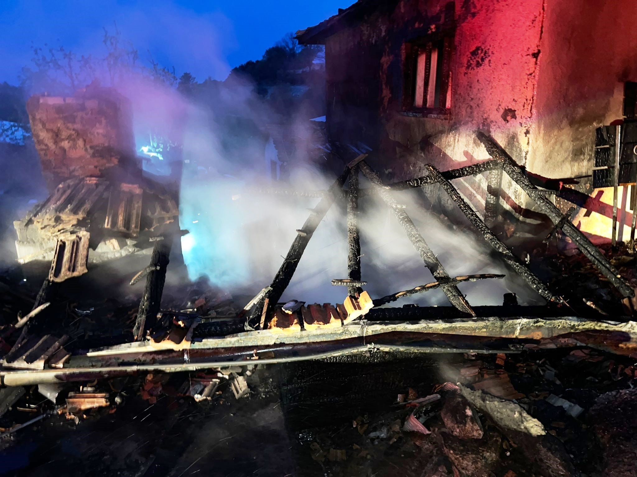 Depo Ve Fırın Olarak Kullanılan Binada Çıkan Yangın Korkuttu (3)