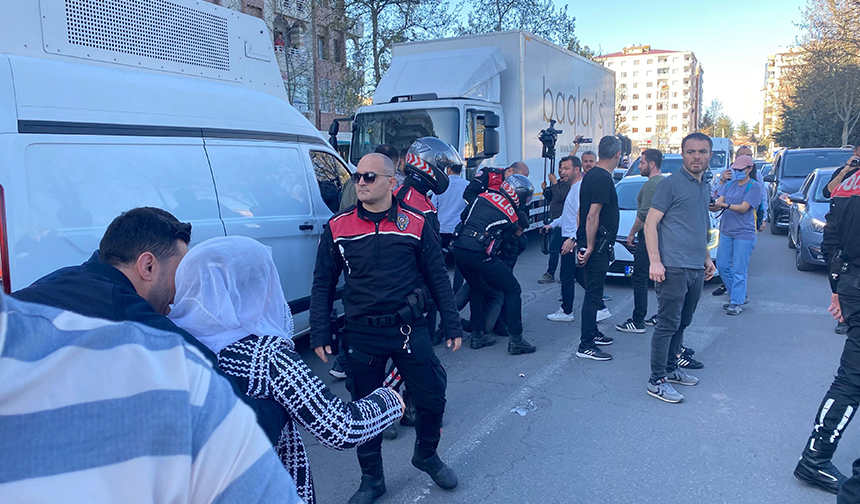 Diyarbakır'da Izinsiz Yürümek Isteyen Dem'lilere Polis Müdahale Etti (2)