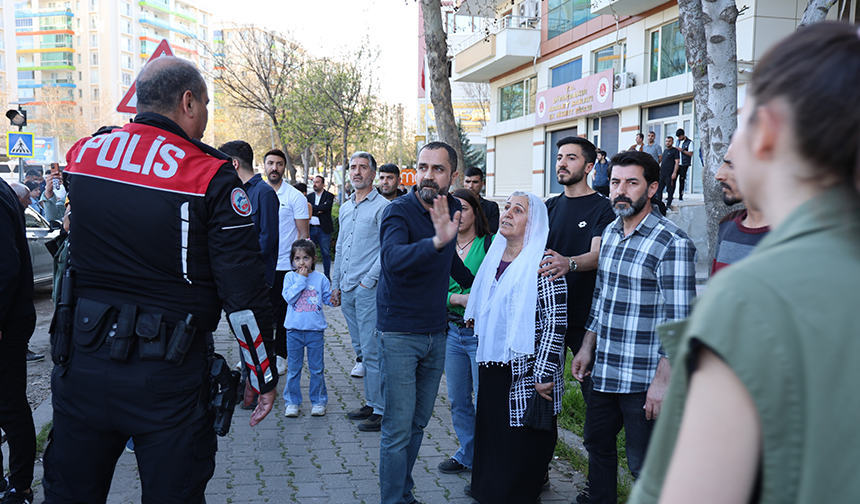 Diyarbakır'da Izinsiz Yürümek Isteyen Dem'lilere Polis Müdahale Etti (4)