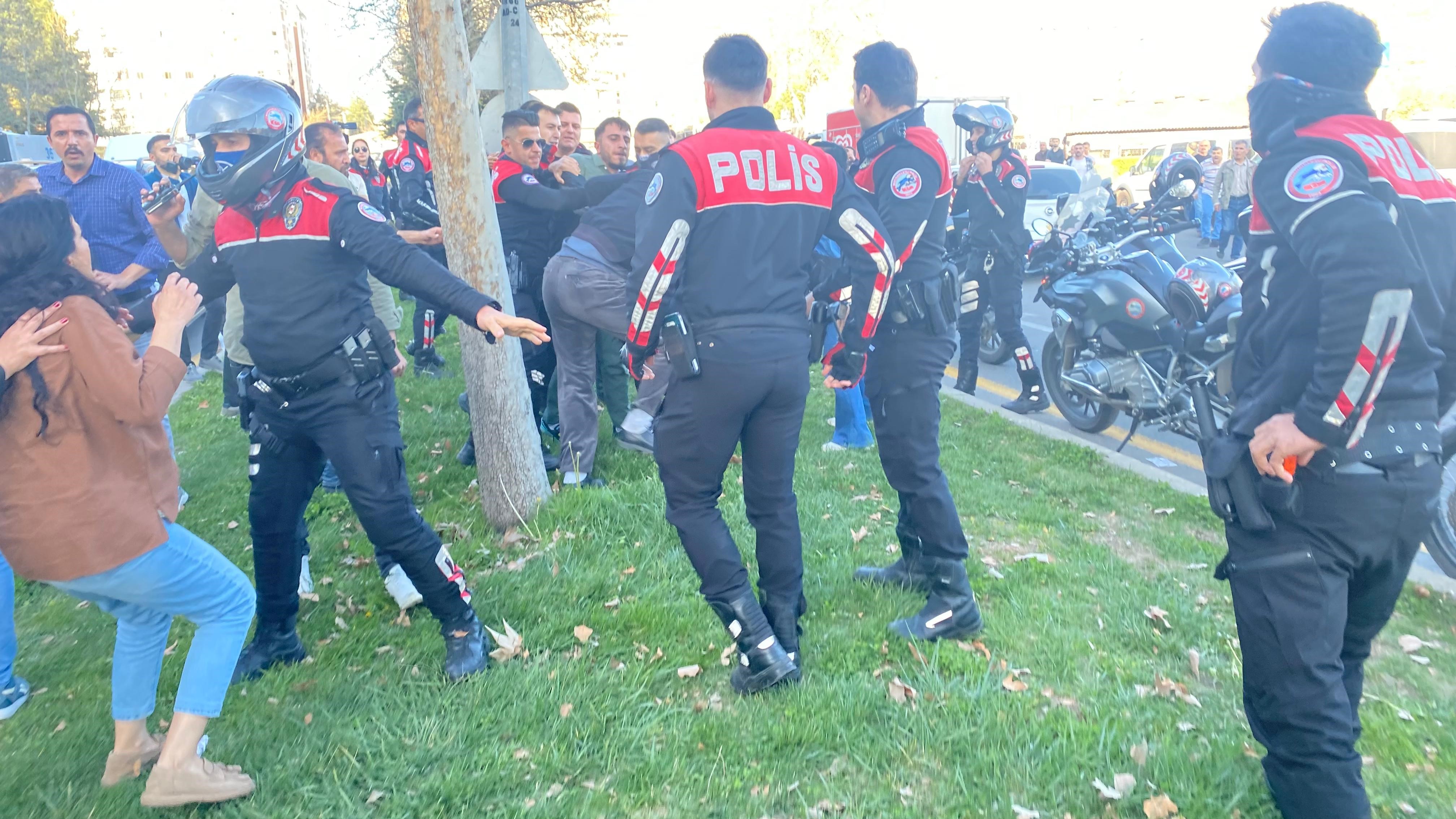 Diyarbakır'da Izinsiz Yürümek Isteyen Dem'lilere Polis Müdahale Etti (5)
