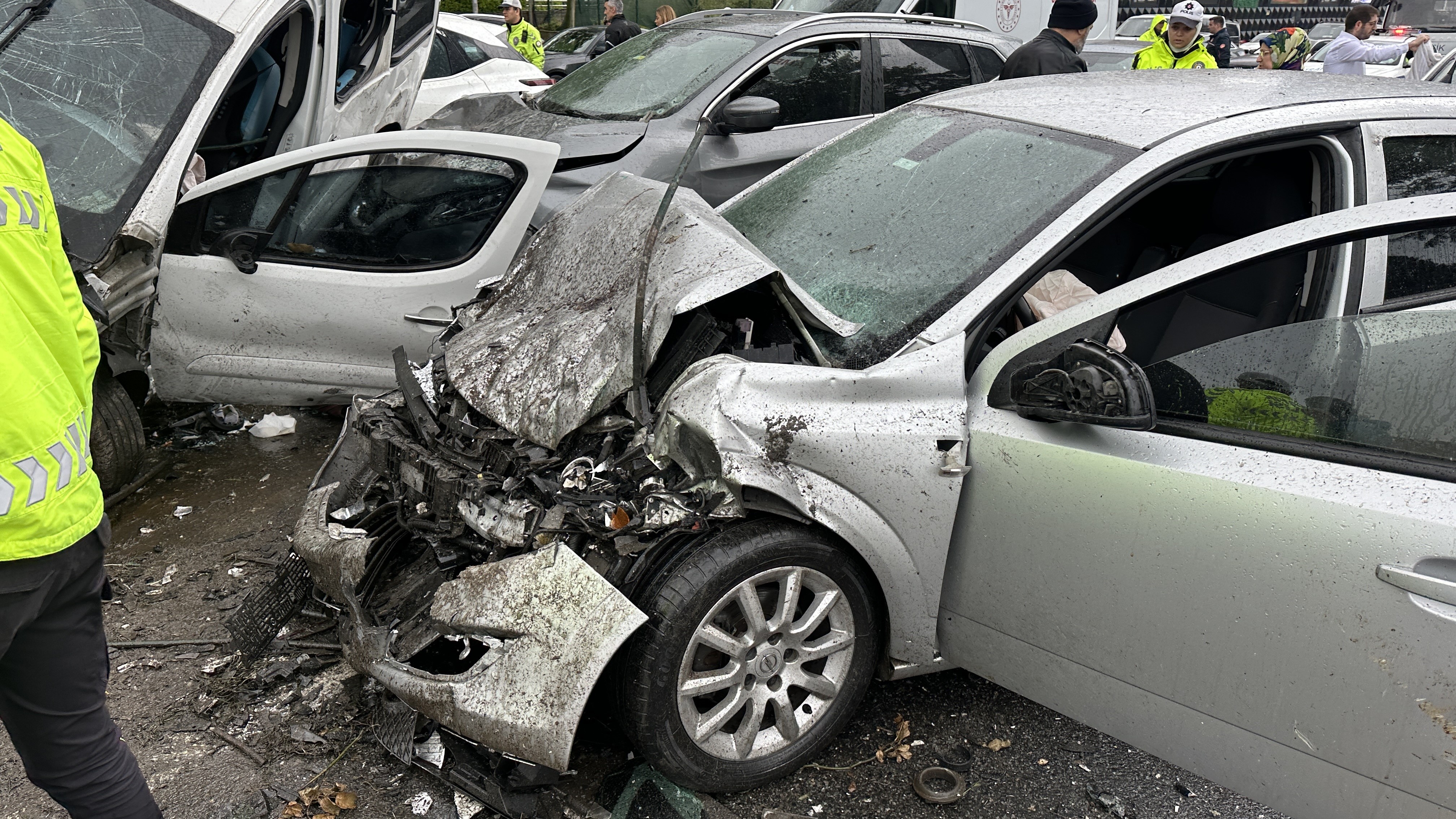Feci Kazada 8 Araç Birbirine Girdi, 8 Yaralı (4)
