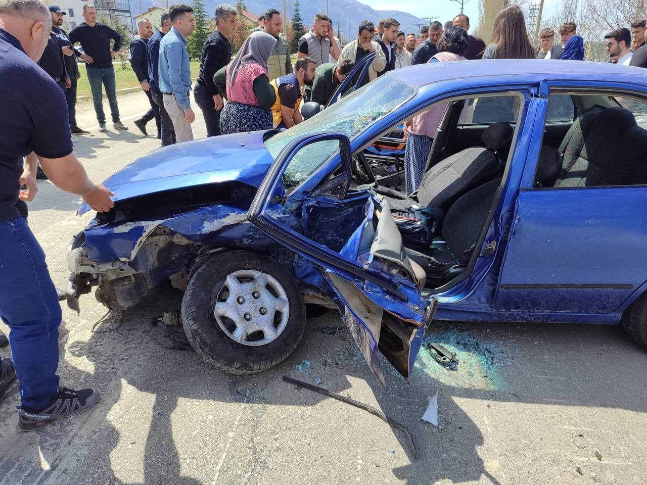 İki Otomobil Ve Motosiklet Çarpıştı 2’Si Ağır 10 Kişi Yaralandı (2)