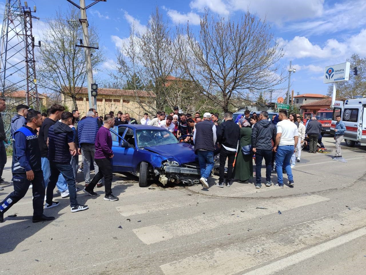 İki Otomobil Ve Motosiklet Çarpıştı 2’Si Ağır 10 Kişi Yaralandı (3)
