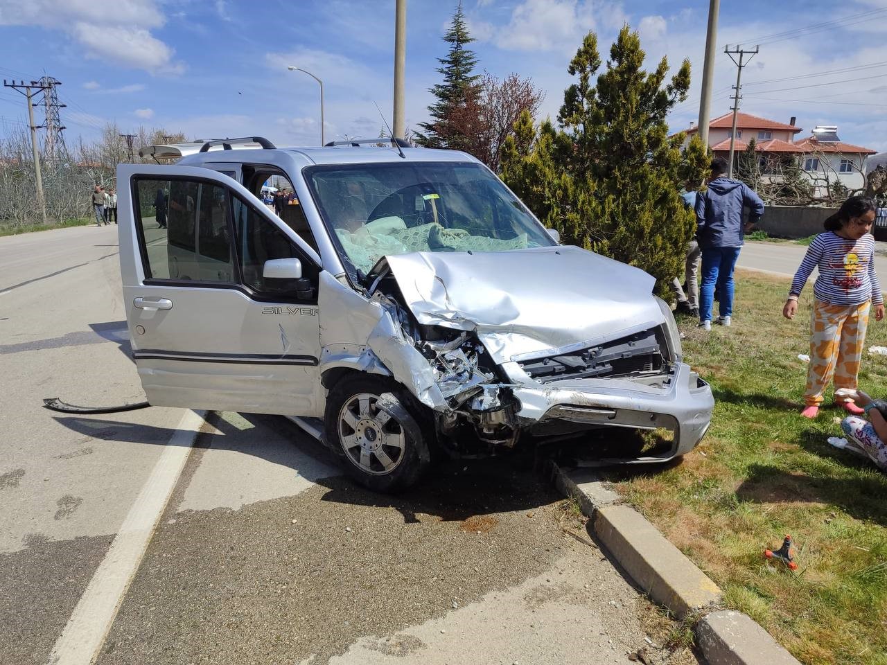 İki Otomobil Ve Motosiklet Çarpıştı 2’Si Ağır 10 Kişi Yaralandı (4)