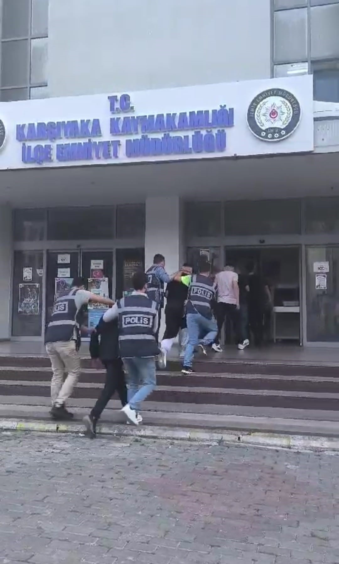 İzmir'de 3 Kişiyi Öldüresiye Döven 6 Şüpheli Adli Kontrolle Serbest (1)