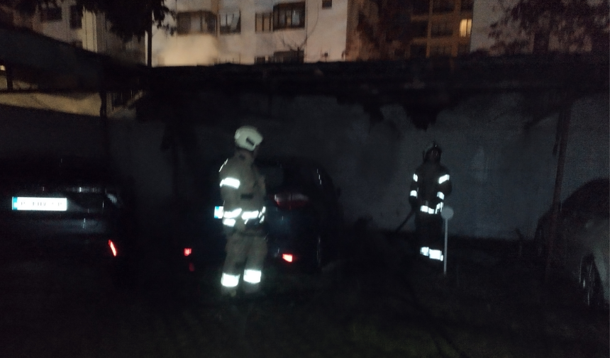 Kadıköy’de Bir Apartmanın Otoparkında Bulunan Araç Alev Topuna Döndü1