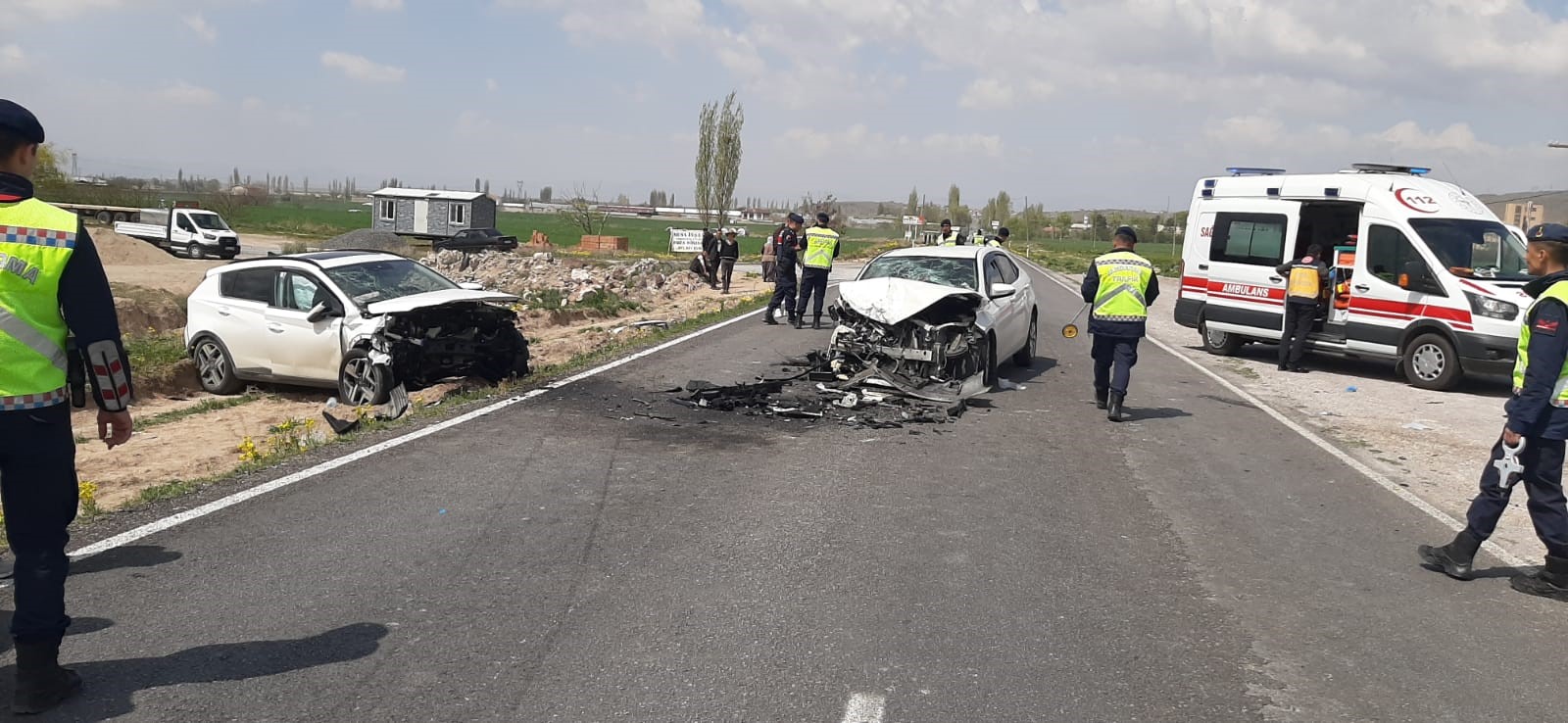  Kayseri'nin Develi Ilçesinde Iki Otomobilin Kafa Kafaya Çarpışması Sonucu 7 Kişi Yaralandı (1)