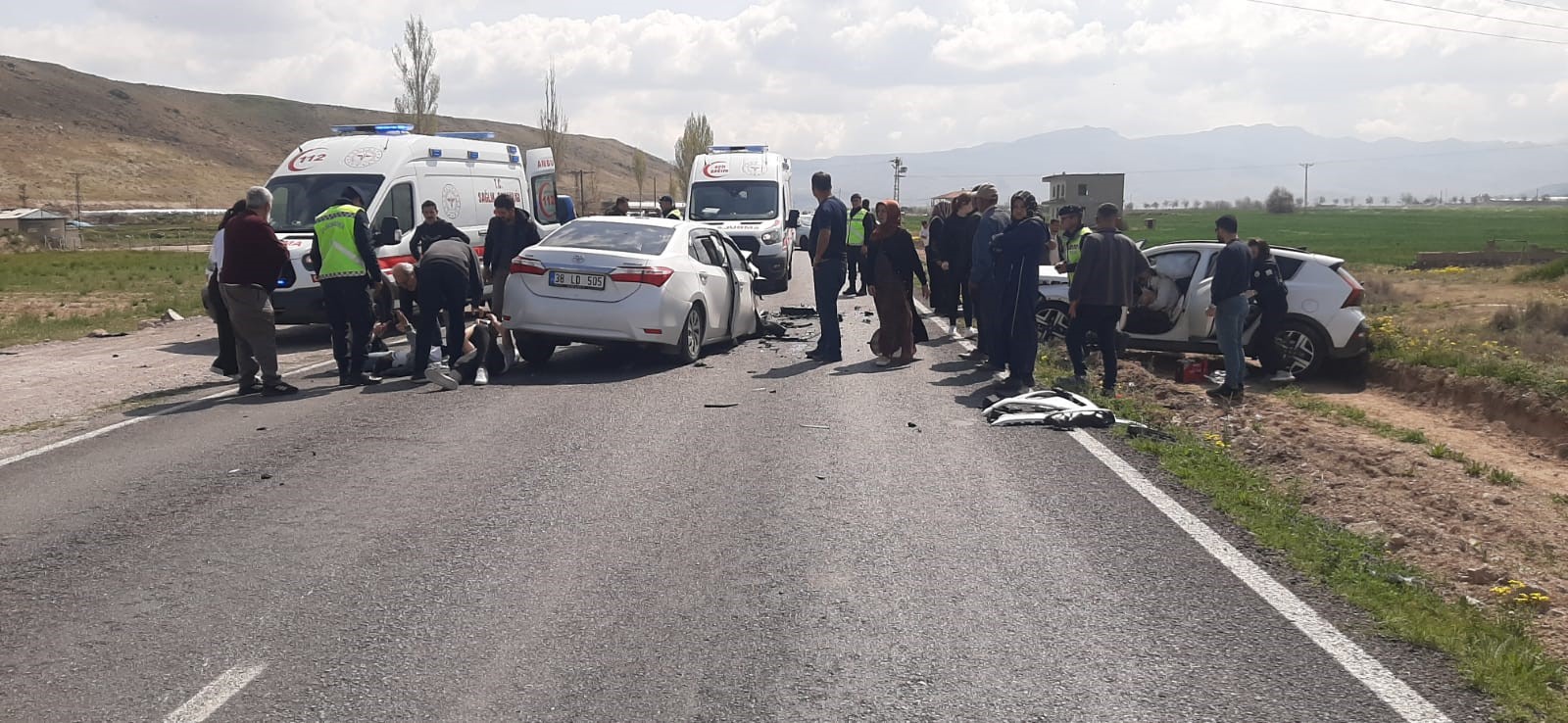  Kayseri'nin Develi Ilçesinde Iki Otomobilin Kafa Kafaya Çarpışması Sonucu 7 Kişi Yaralandı (2)