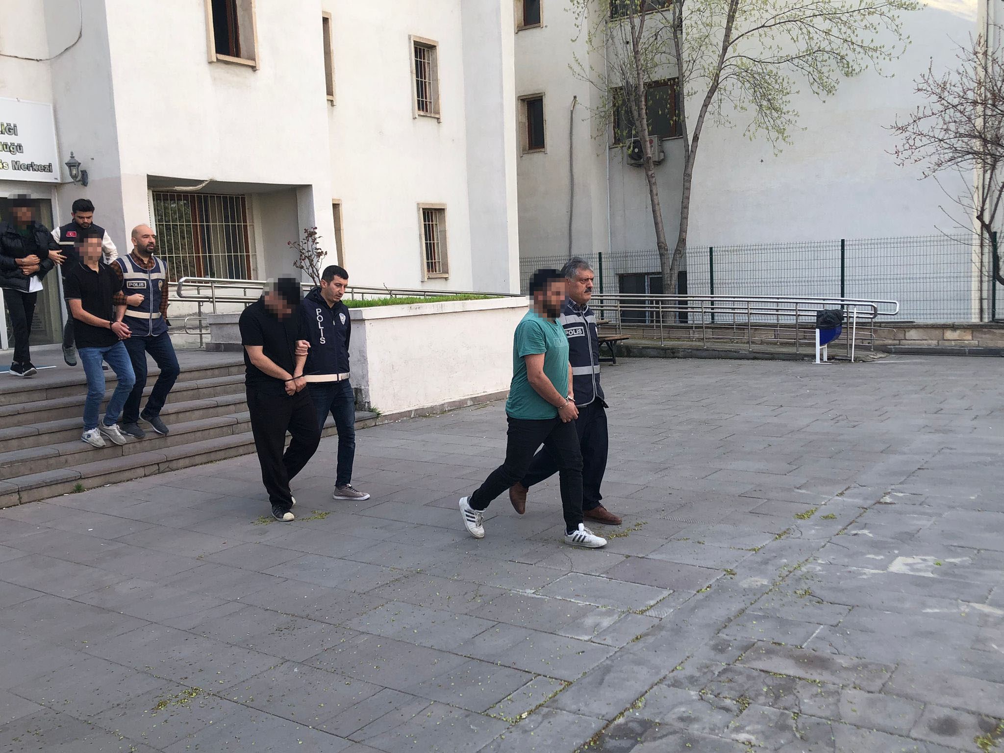 Kendilerini Avukat Olarak Tanıtarak Nitelikli Dolandırıcılık Yapan Çete Üyeleri İstanbul'da Yakalandı (3)