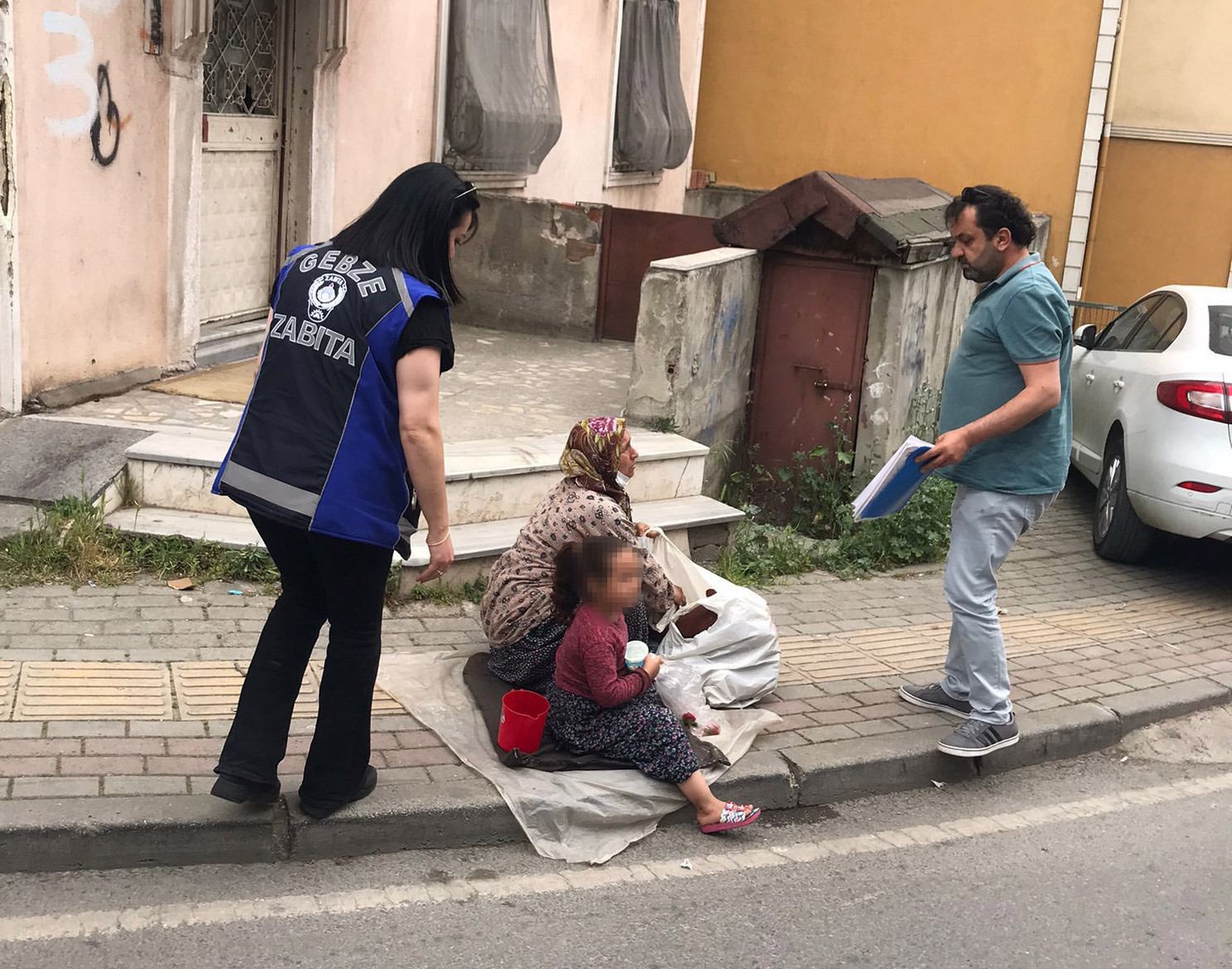 Kocaeli'nin Gebze Ilçesinde Polis Ve Zabıta Ekipleri, Küçük Yaştaki Çocuklarını Kullanarak Vatandaşların Duygularını Istismar Eden Dilencilere Yönelik Operasyon Başlattı (1)